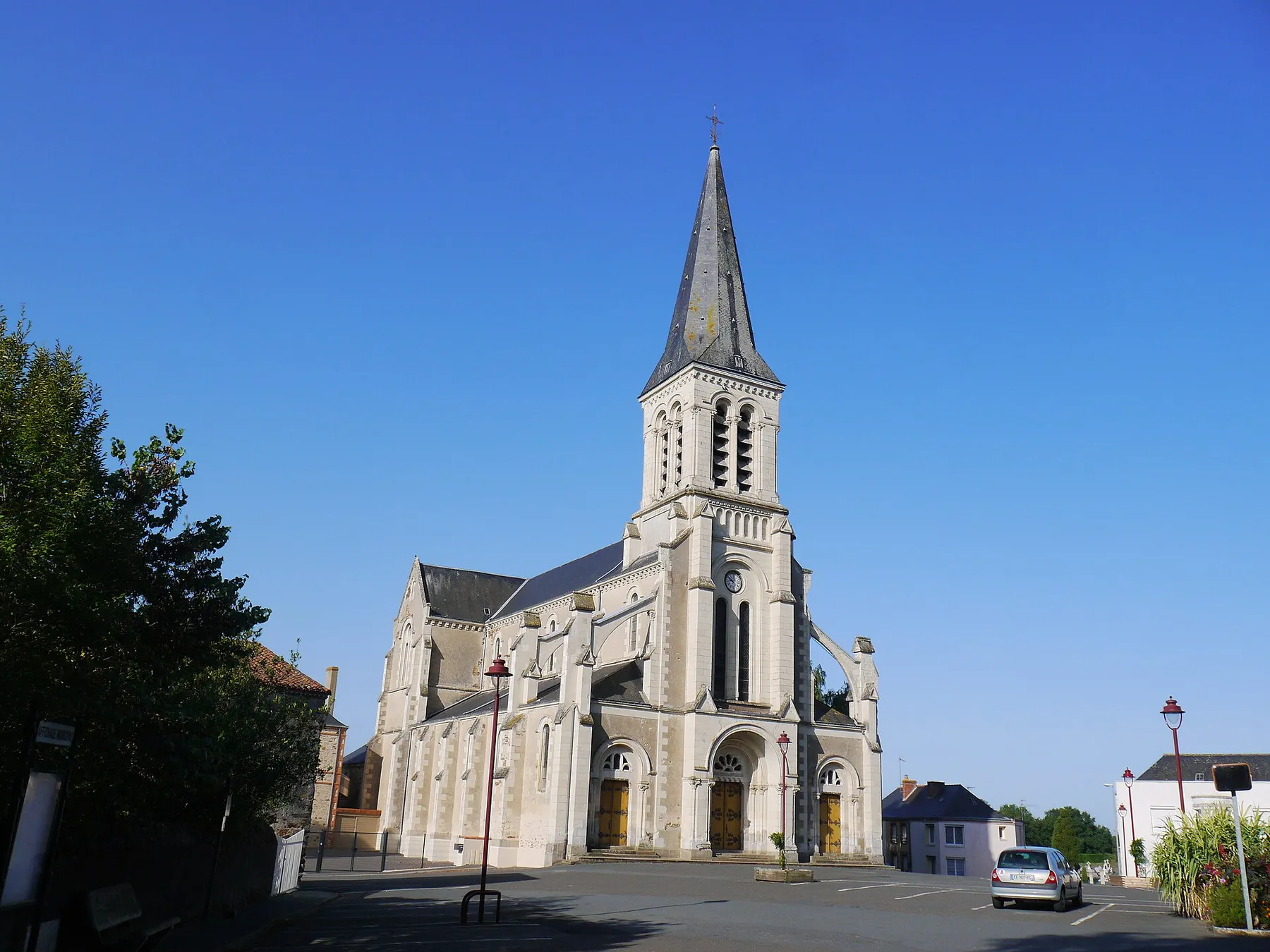 L'église Saint-Cyr et Sainte-Julitte à Somloire (Maine-et-Loire, France).