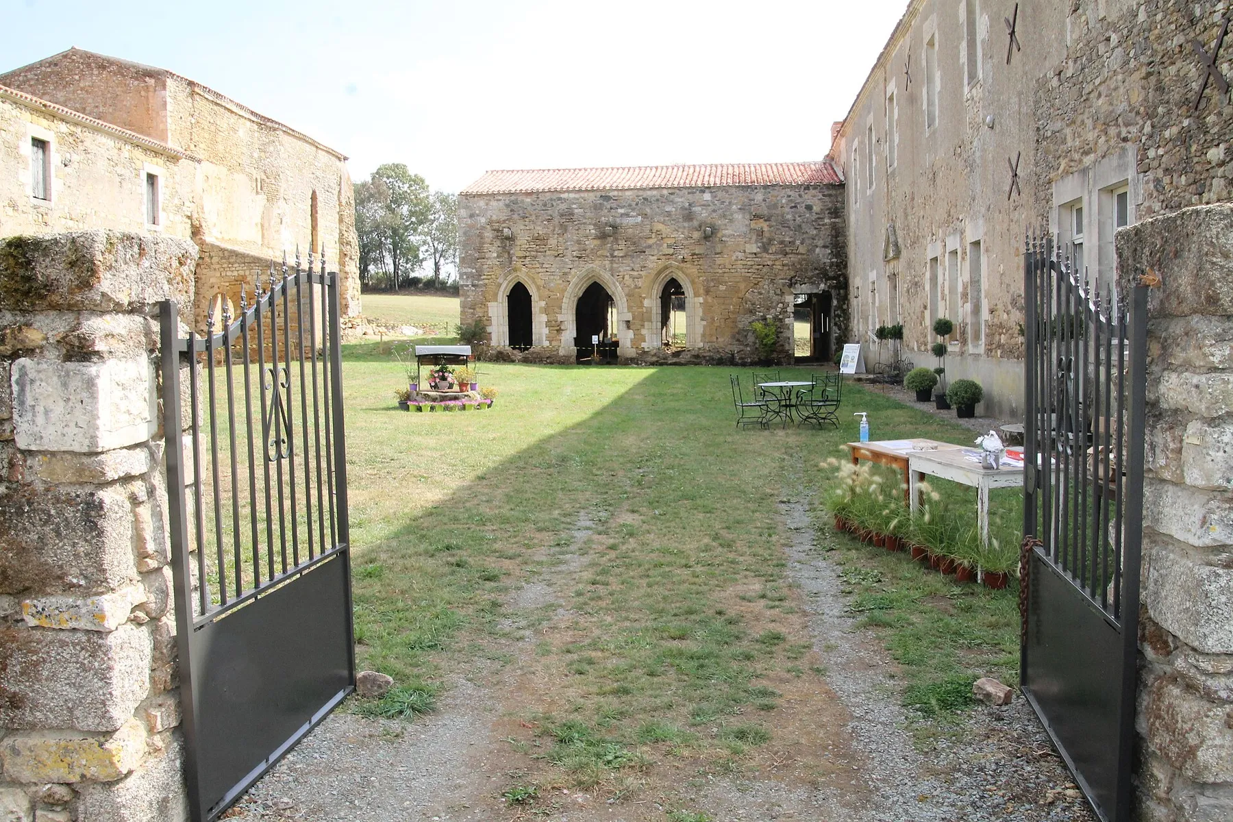 Abbaye de Trizay (85) - Cour intérieure