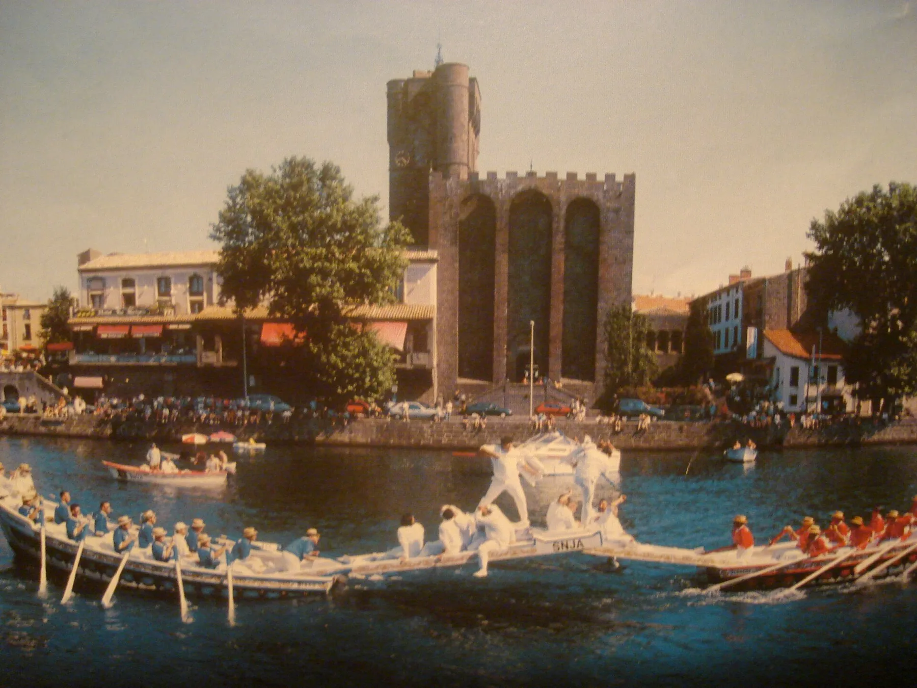 Agde (Hérault, France), Cathédrale Saint-Étienne et joutes sétoises sur l'Hérault.