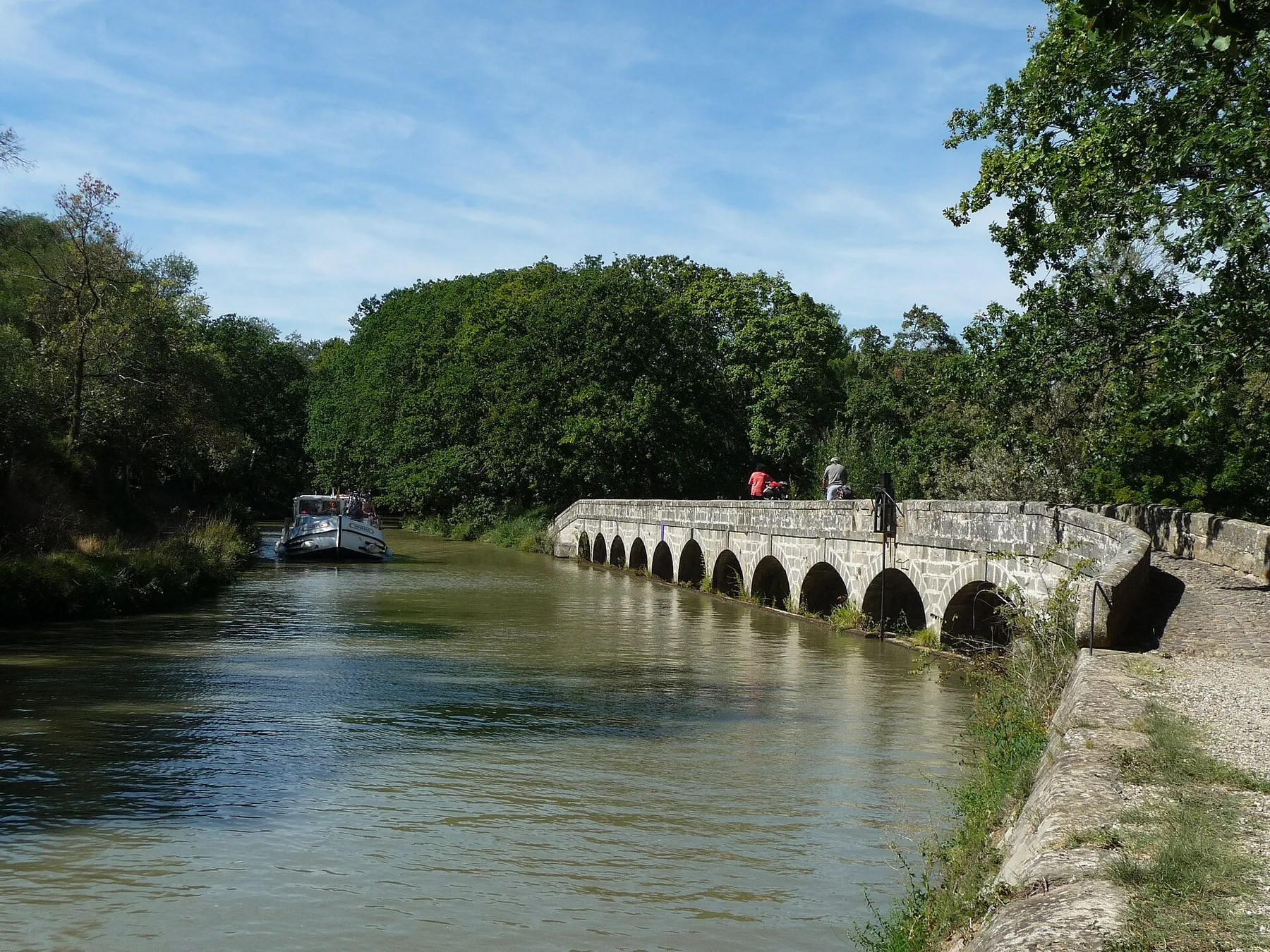 Argent-Double aqueduct on the Canal du Midi looking westwards