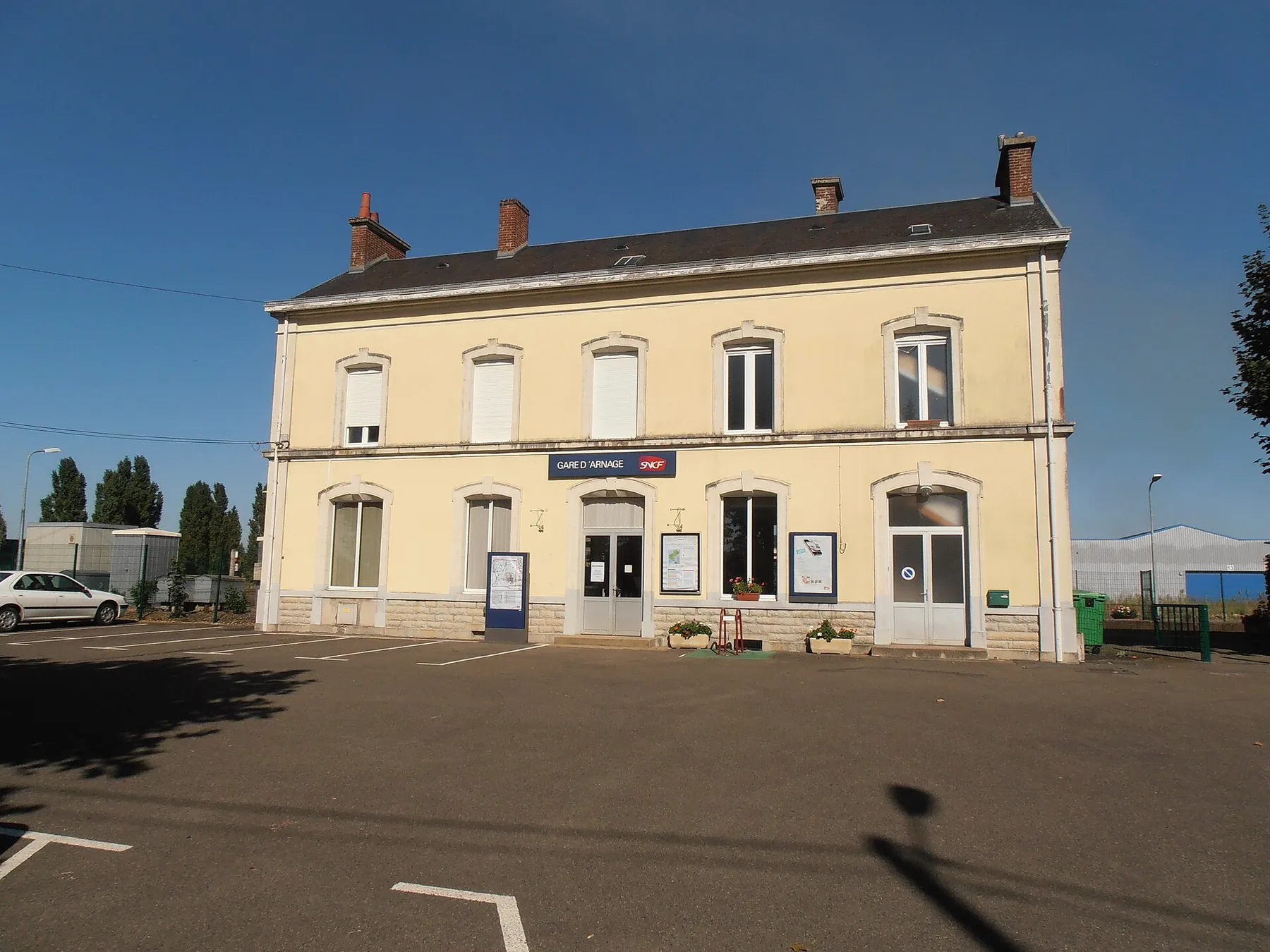 Le bâtiment de la gare vu du parking.