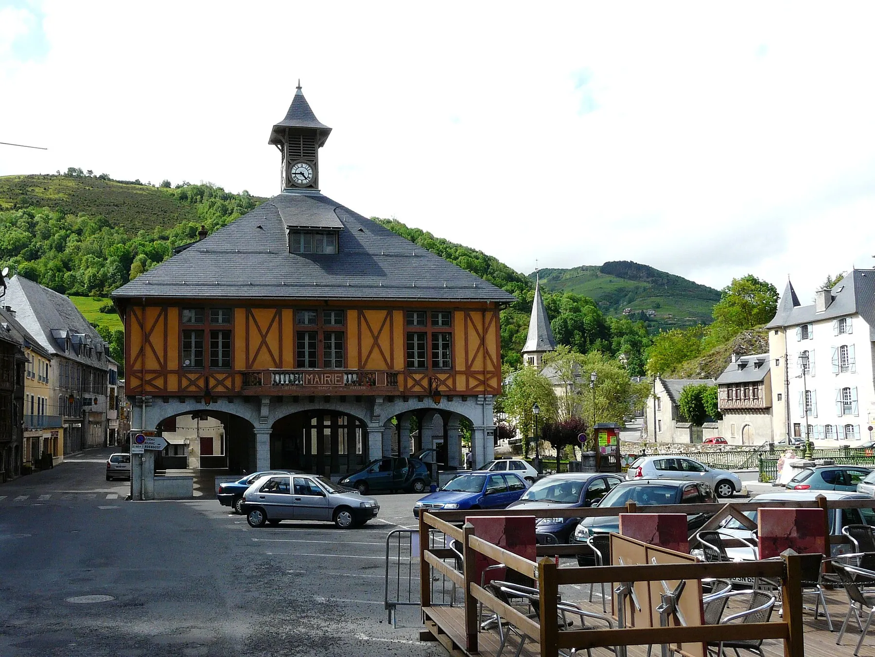 La place de la mairie, Arreau, Hautes-Pyrénées, France.