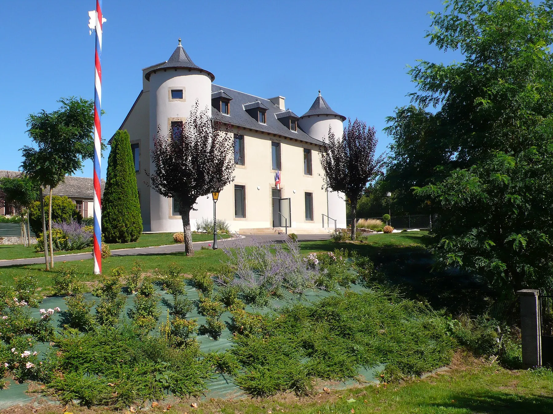 Mairie d'Arvieu (Aveyron, France), restaurée en 2014.