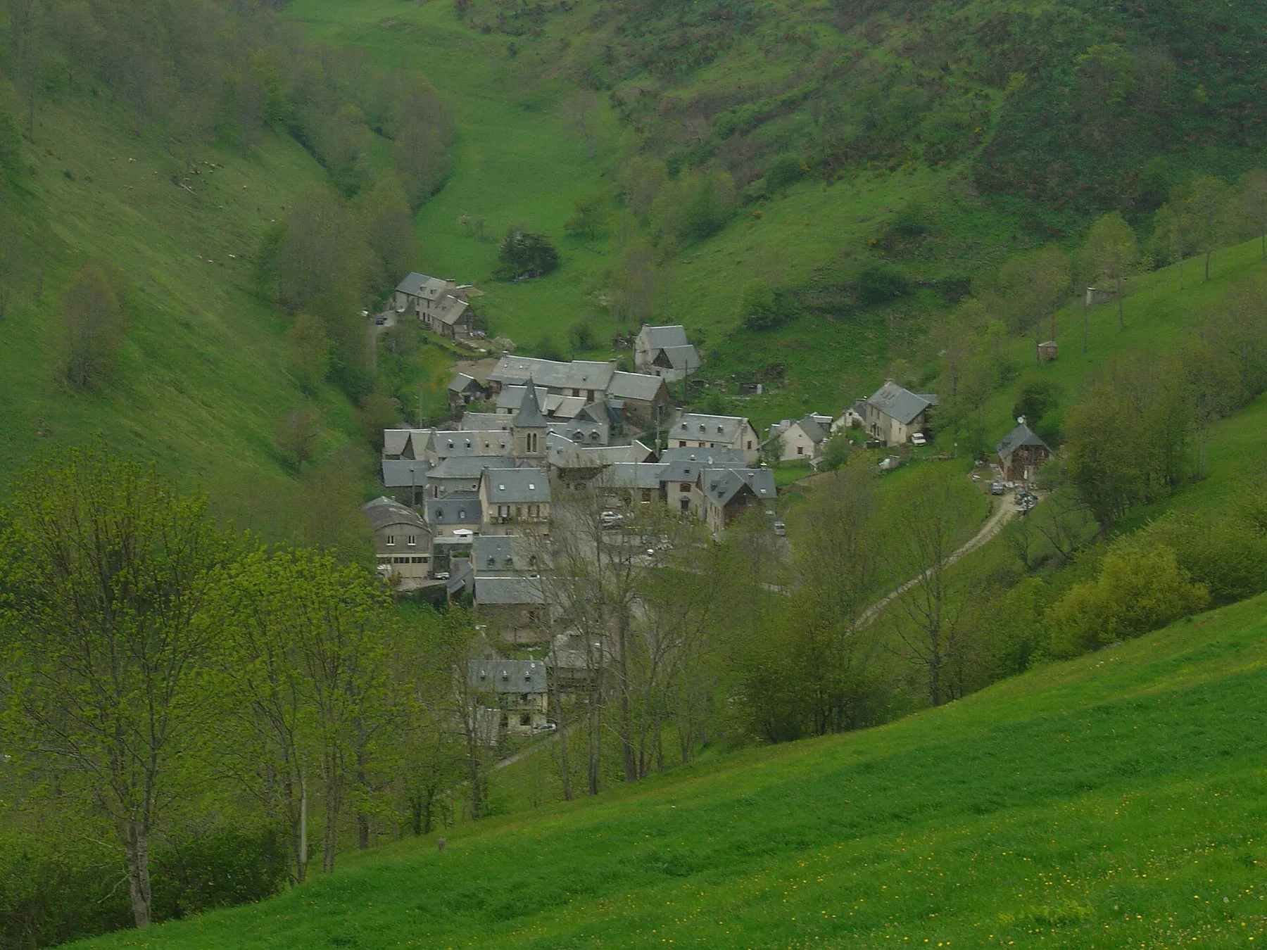 Village d'Aspin-Aure vu depuis la route du col d'Aspin
