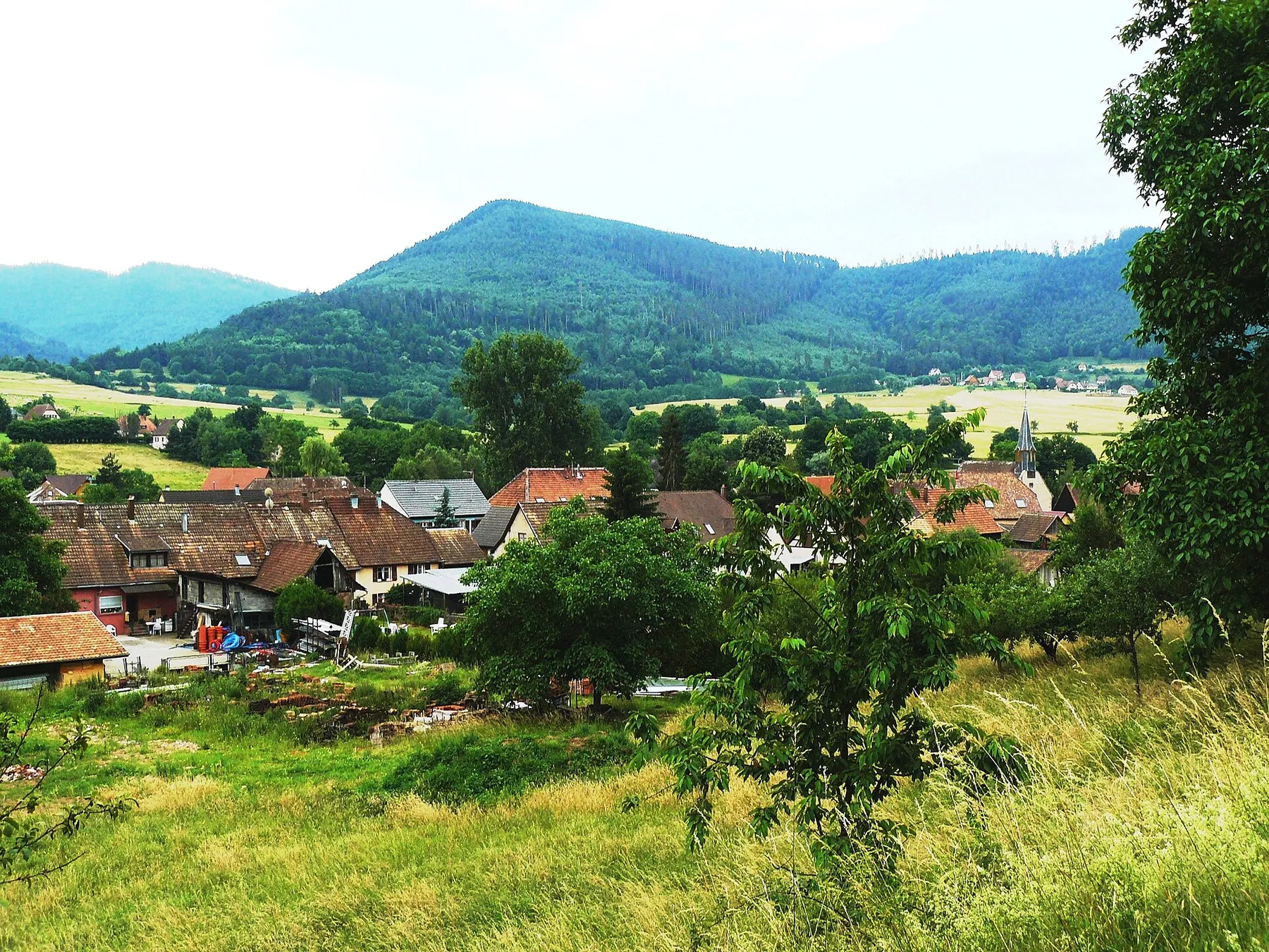 Une partie du village Bassemberg, France vue depuis les hauteurs