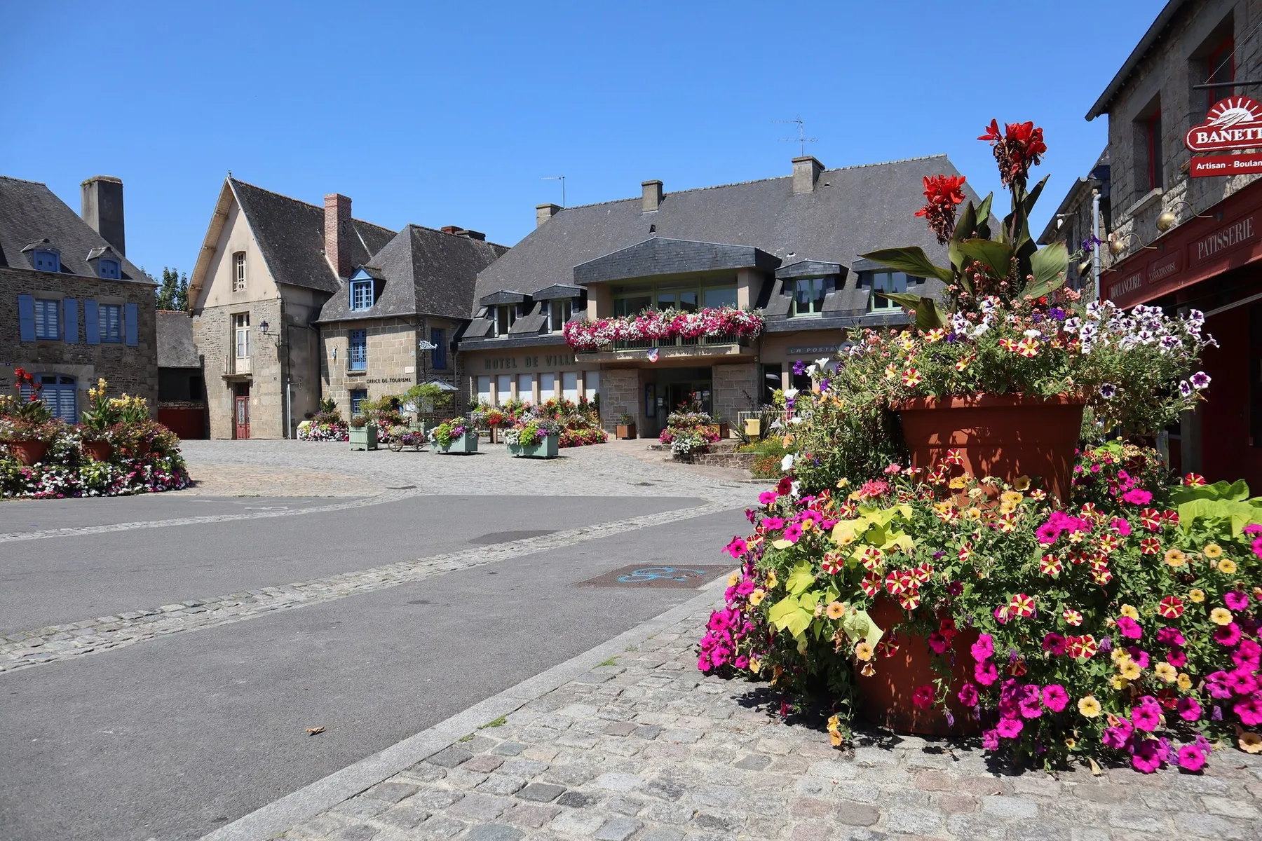 Mairie de Bazouges-la-Pérouse (35).