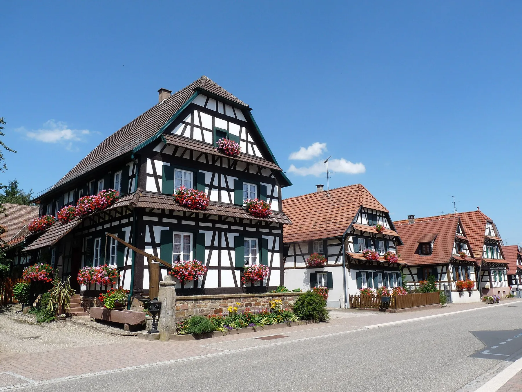 Maisons à colombages et fontaine à balancier à Betschdorf (Bas-Rhin)