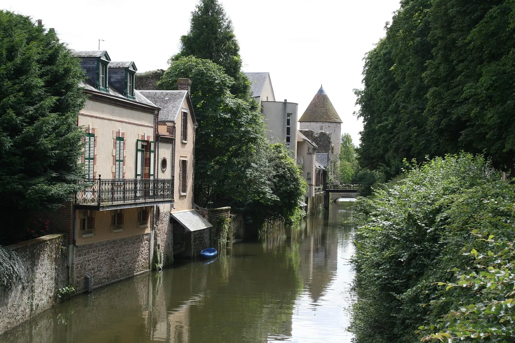 Bonneval (Eure-et-Loir - France) - Vue du canal.