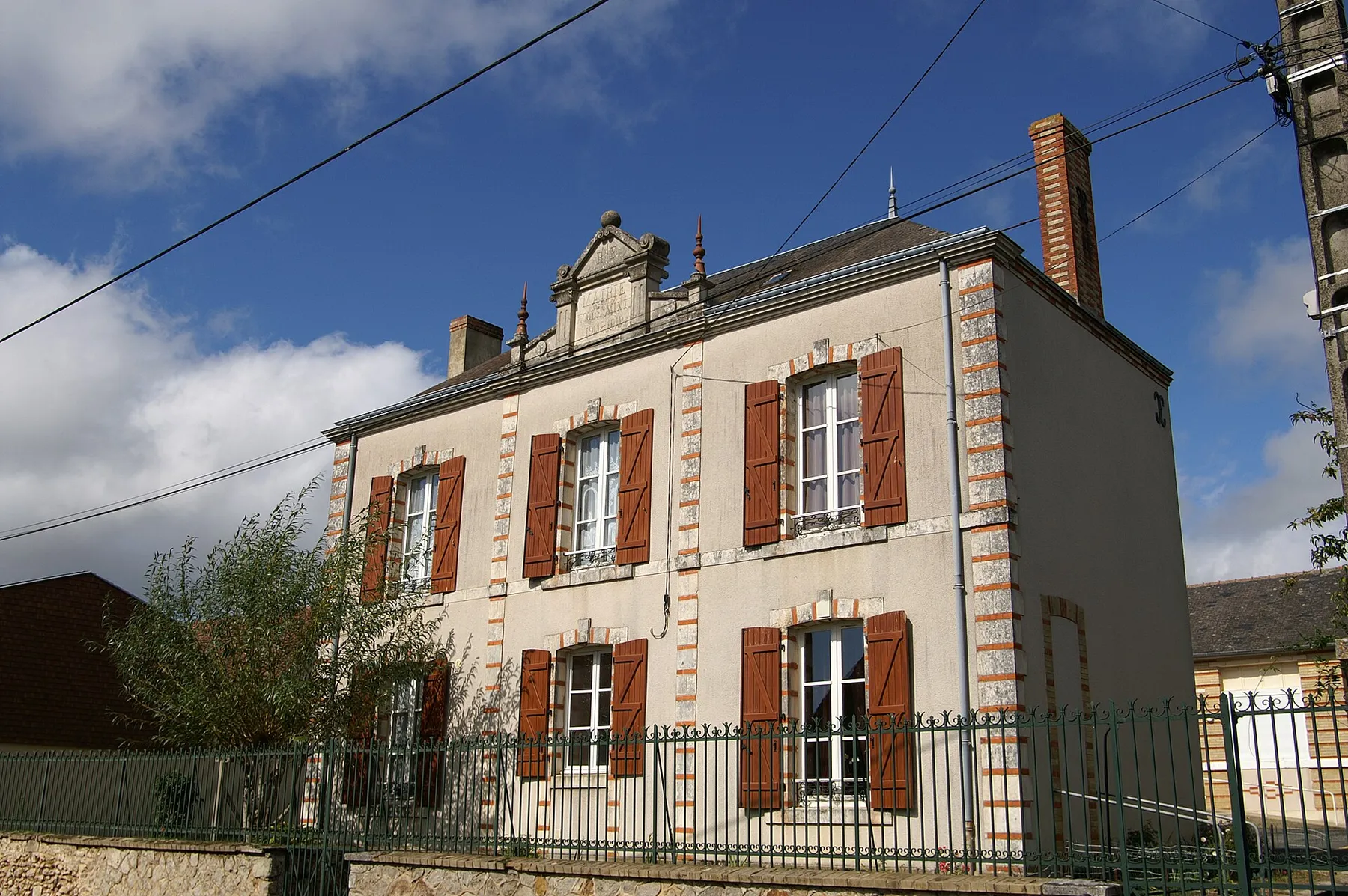 Mairie de Briosne-lès-Sables.