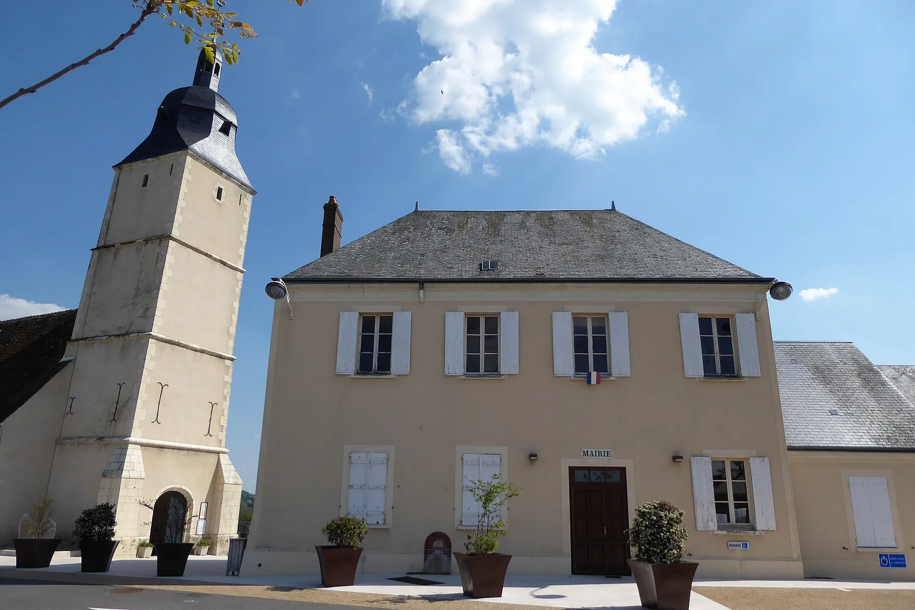 mairie et église Saint-Martin de Brunelles, Eure-et-Loir, France.