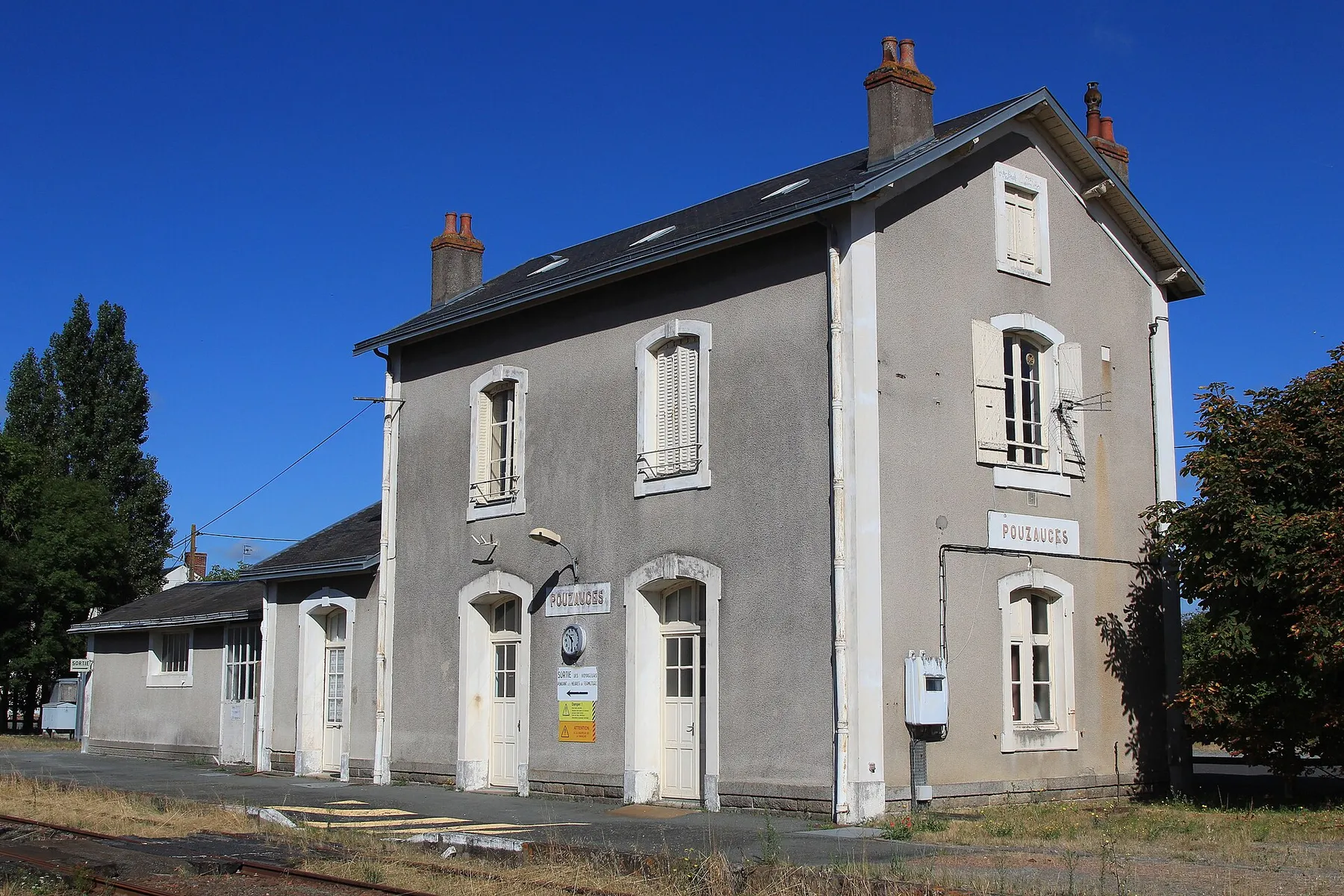 Le bâtiment voyageurs de la gare de Pouzauges en Vendée.