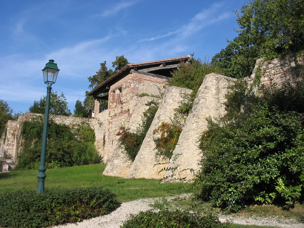 Die Überreste der Stadtbefestigung von Casseneuil am Ufer der Lède