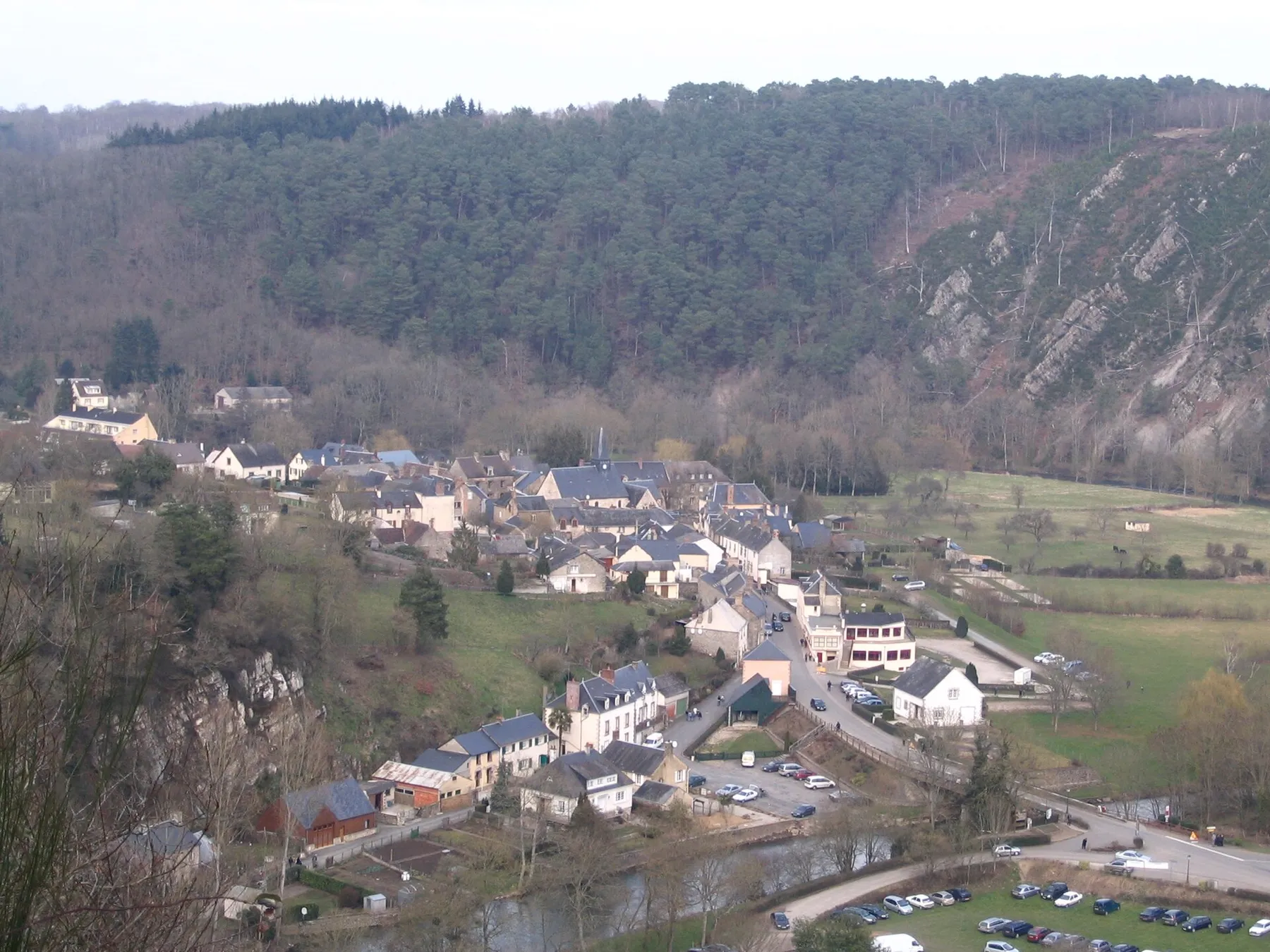 Vue sur le centre de la commune de Saint-Léonard-des-Bois (Sarthe, France)