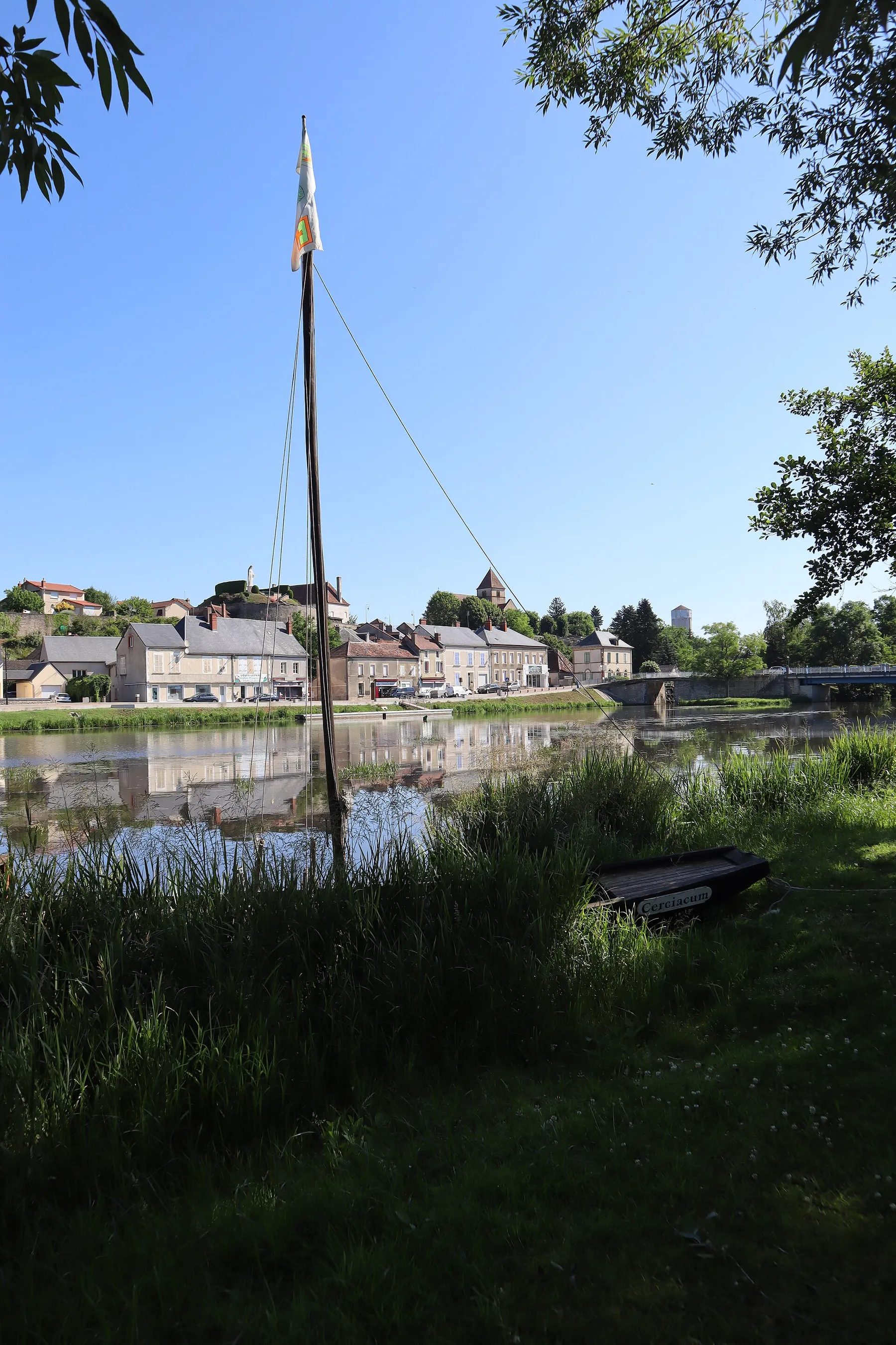 Le port de Cercy-la-Tour (58).