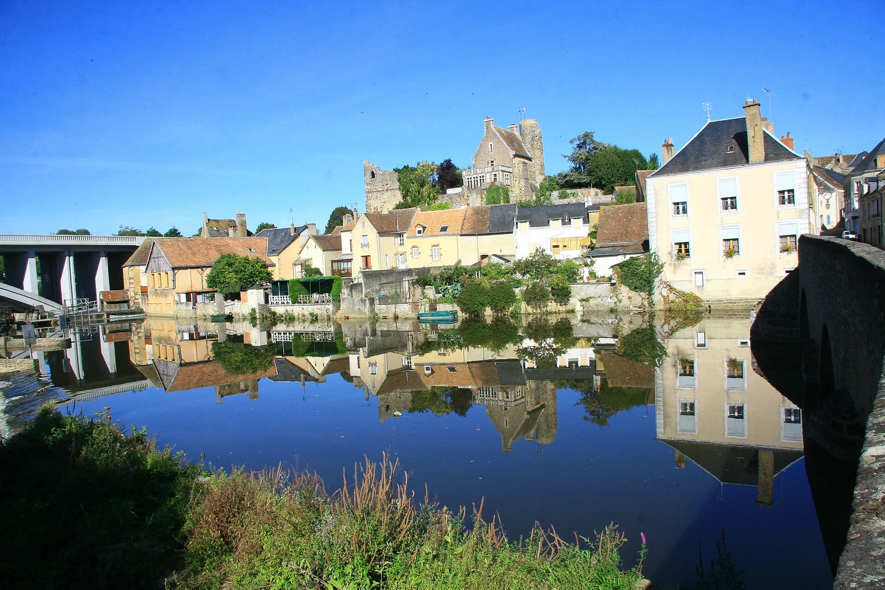 Château vu du pont. Beaumont-sur-Sarthe, Sarthe, Pays de la Loire, France