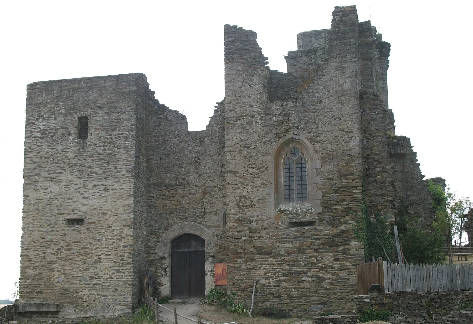 Château de Valon à Lacroix-Barrez dans l'Aveyron.