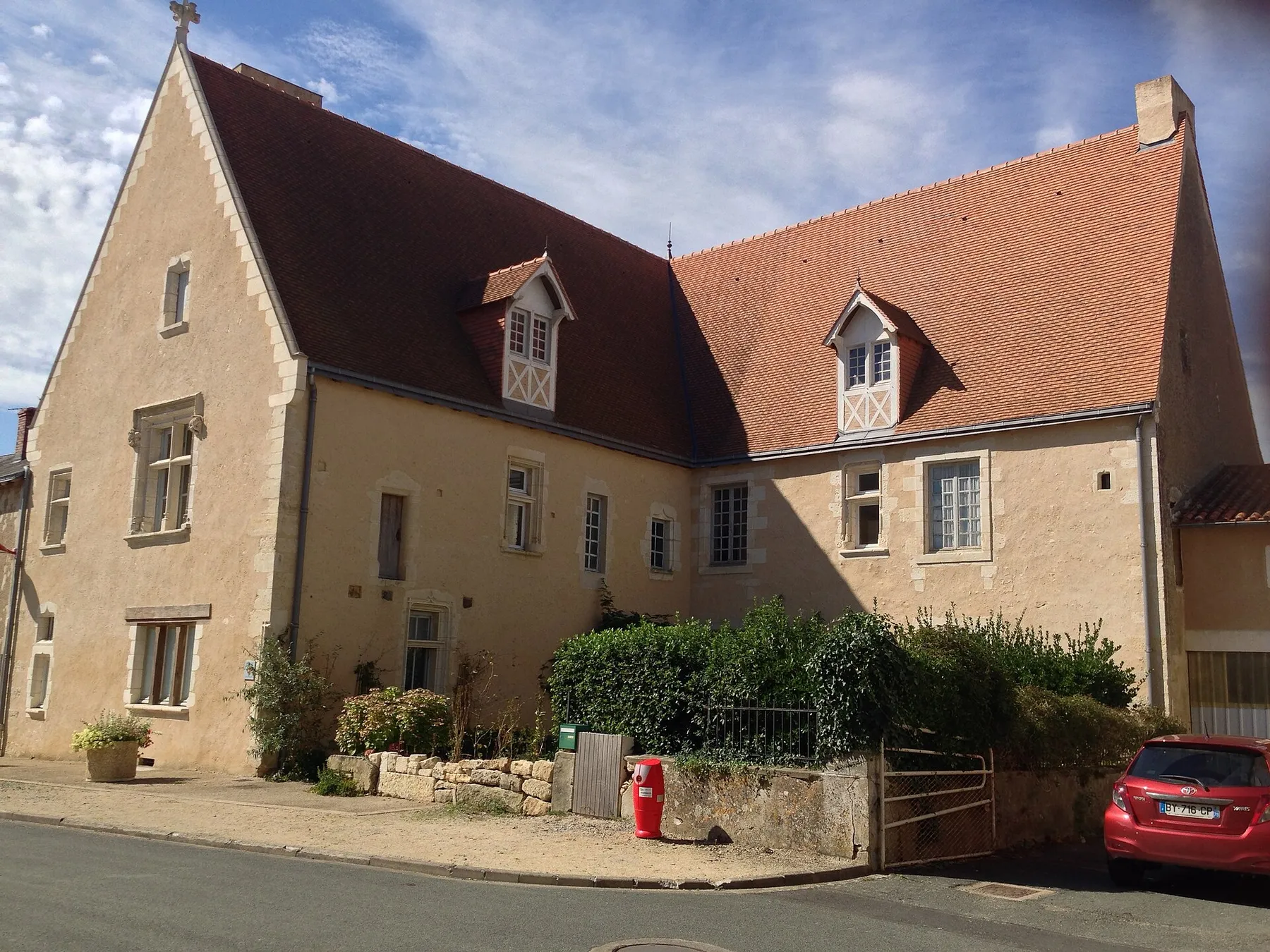 Vieux logis médiéval des abbesses de Sainte-Croix de Poitiers