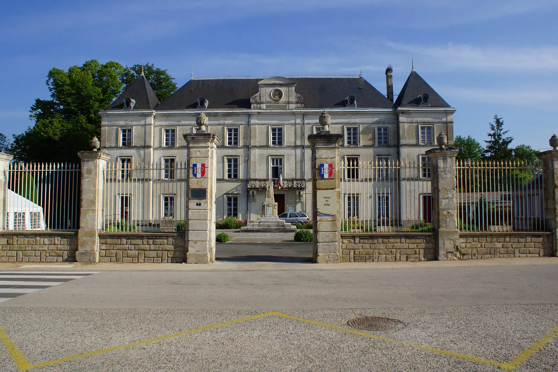Chef-Boutonne : l'hôtel de ville.