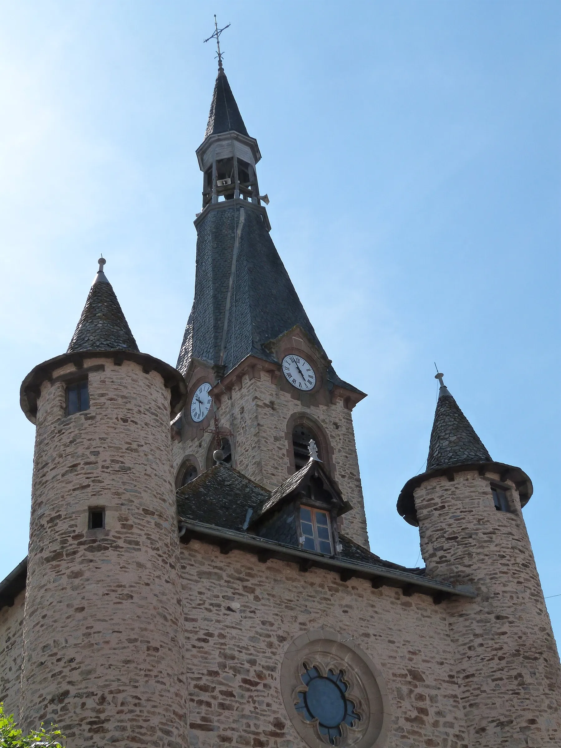 Clocher et partie haute de la façade nord de l'église Saint-Martin de Naucelle (Aveyron)