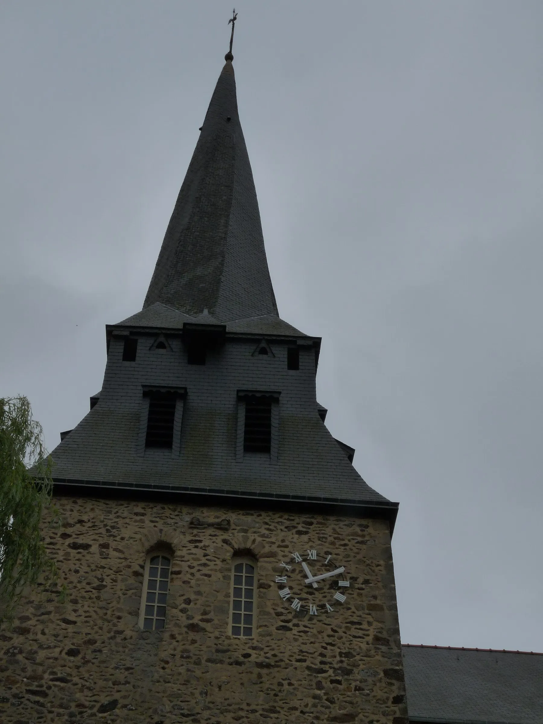 le clocher de l'église de Meslay-du-Maine qui est un clocher tors