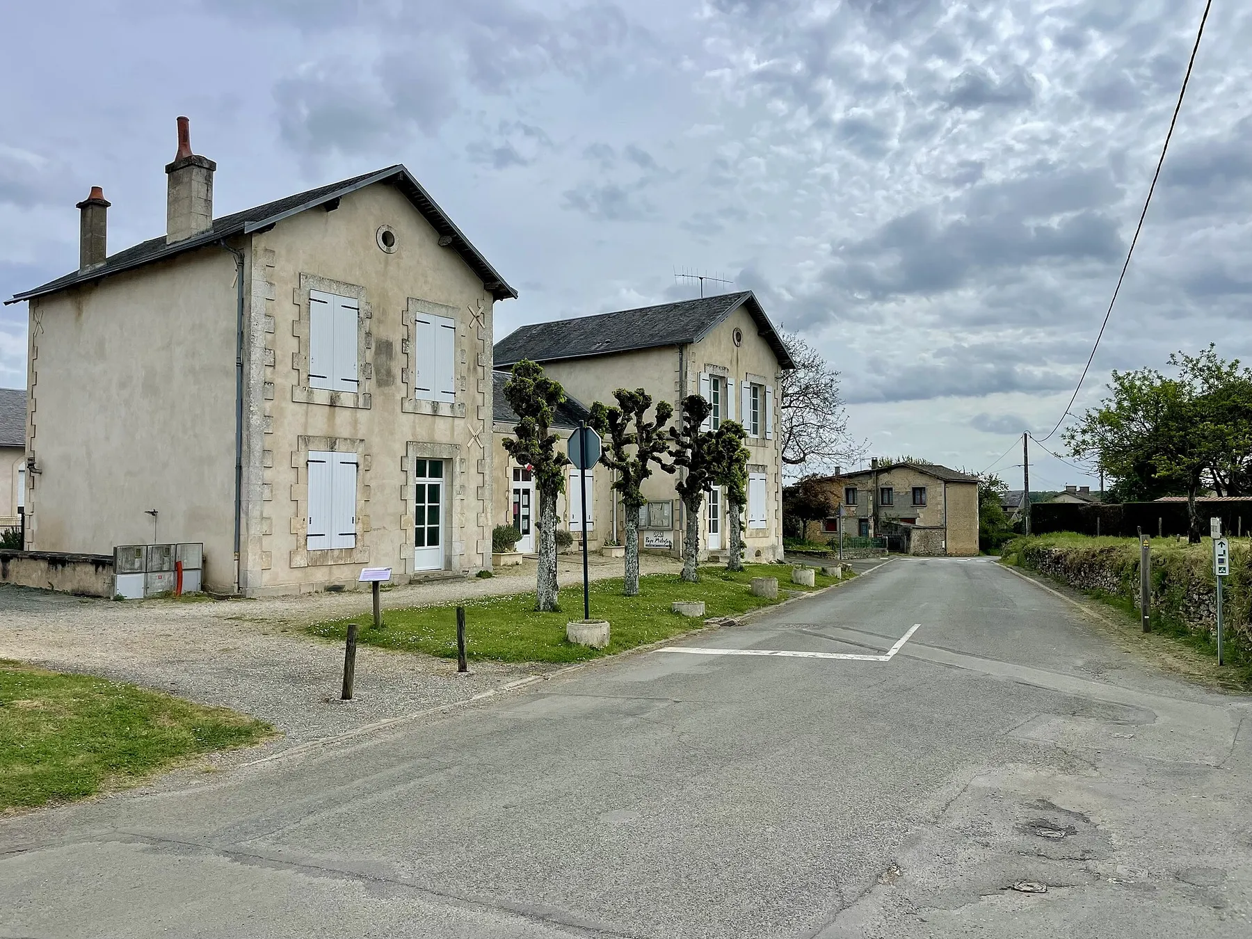 Entrée du village de Cloué. Le bâtiment en photo est la mairie.