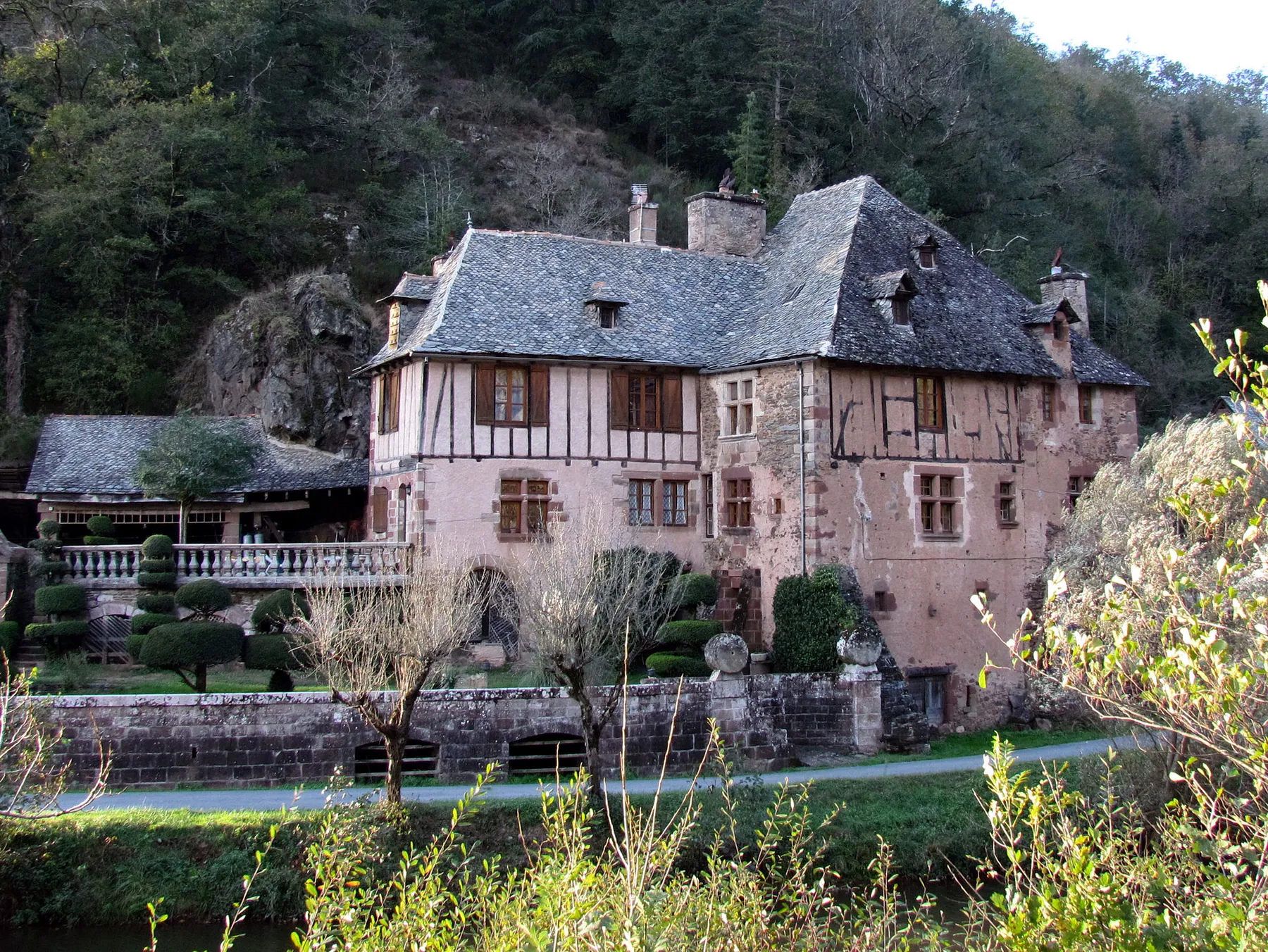 Ex-demeure des abbés de Conques sur la rive gauche du Dourdou # Aveyron (12) .