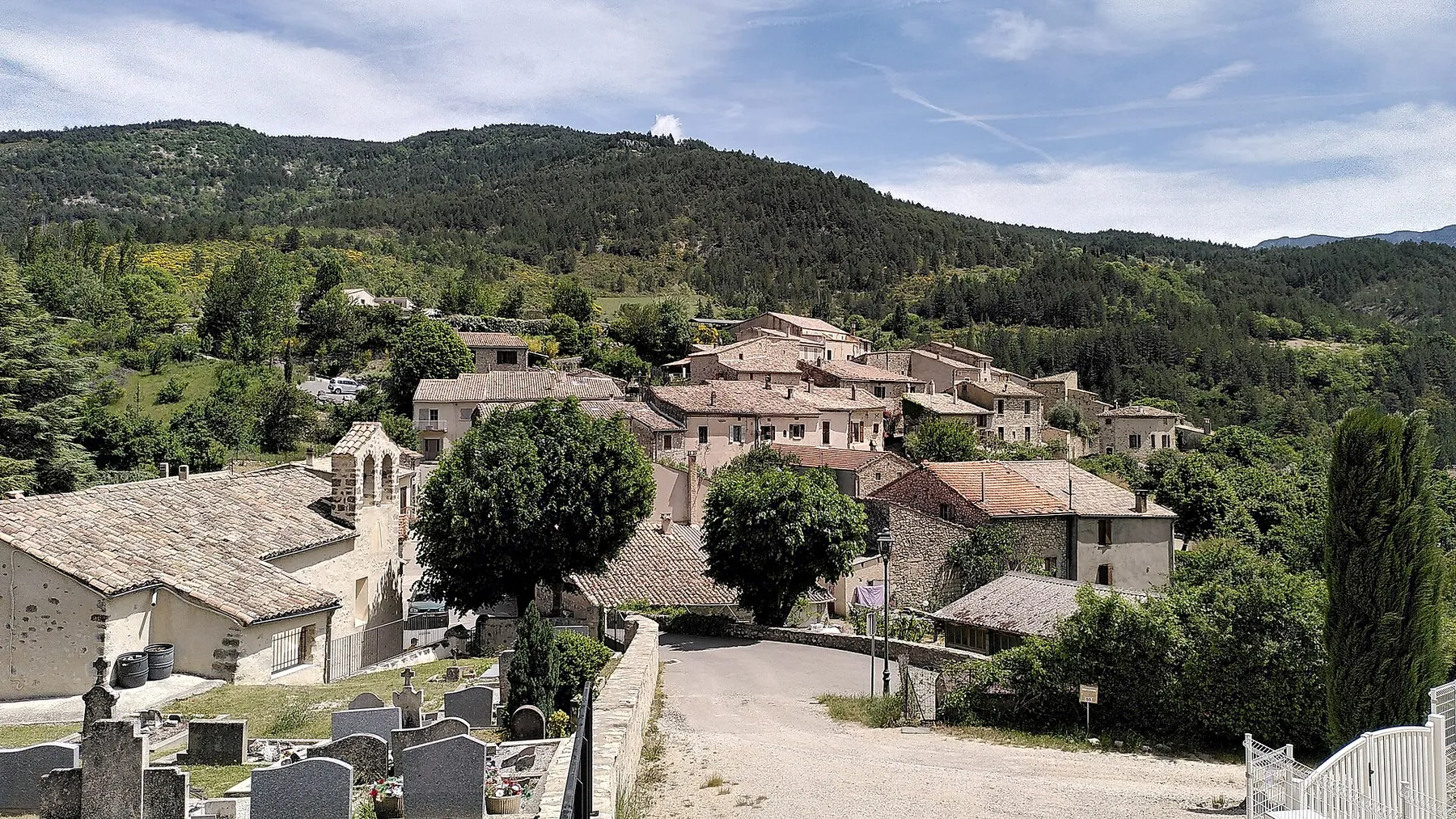 Vue générale depuis le haut du cimetière de Cornillon sur l’Oule (Drôme, France).