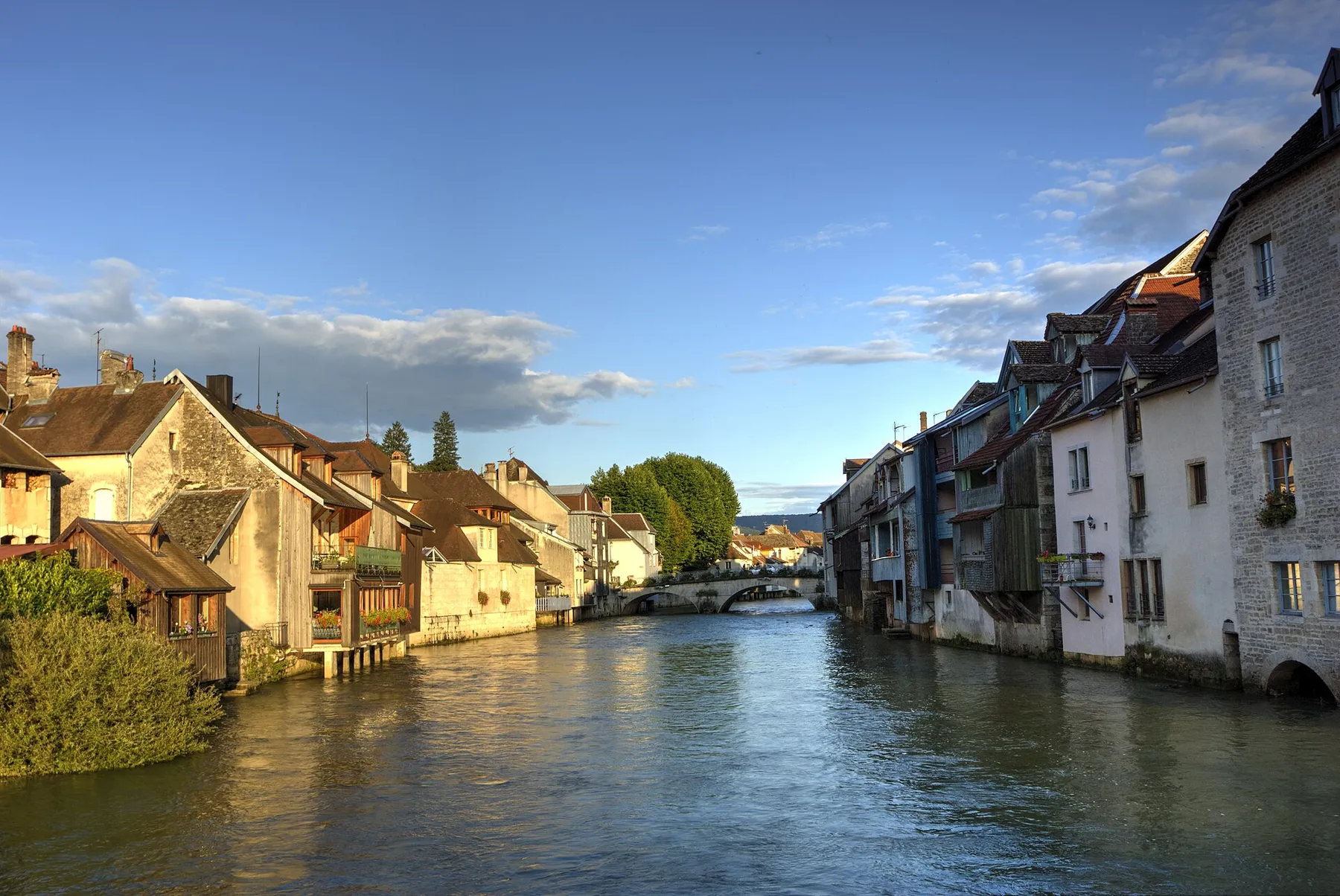 Maisons sur la Loue à Ornans - Coucher de soleil estival.