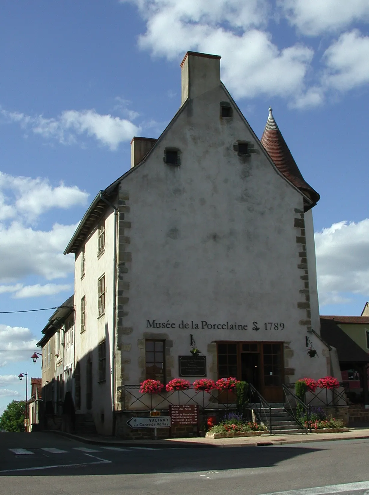 Maison dite de Charles IX et musée de la Porcelaine à Couleuvre (Allier, France).