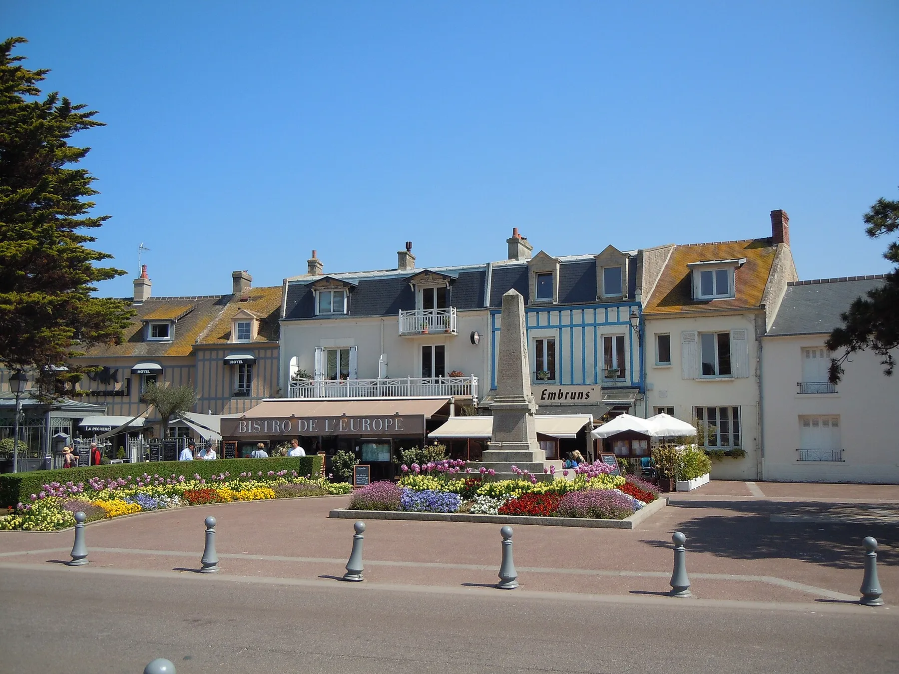 Courseulles-sur-Mer - monument aux morts - Calvados - Basse-Normandie