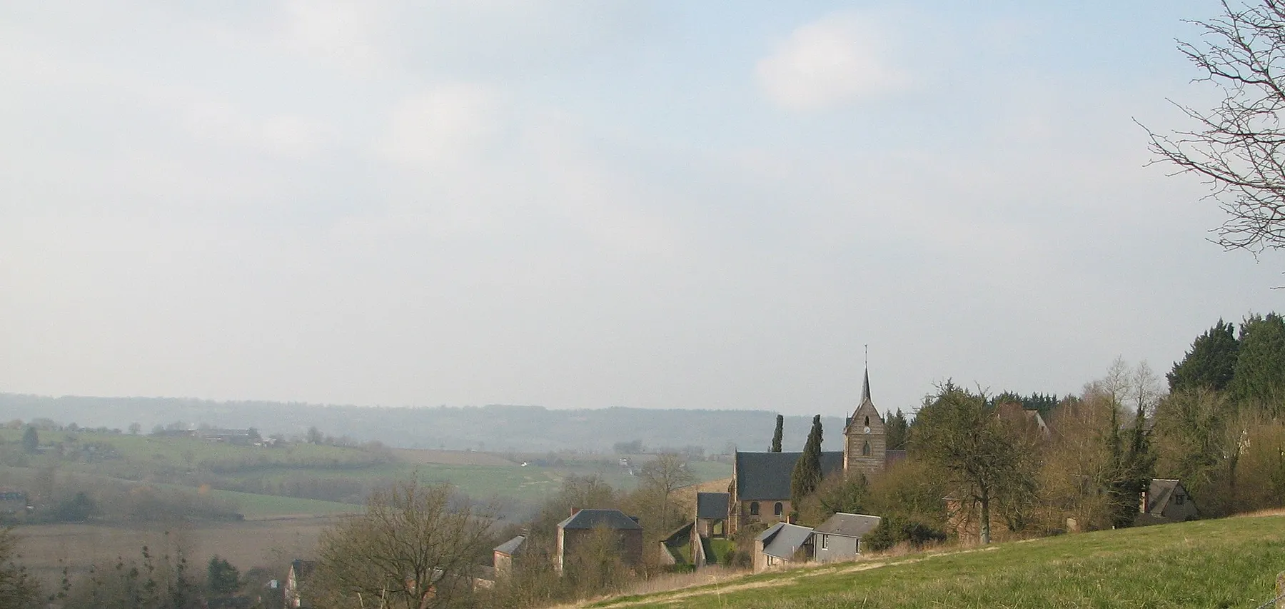 Vue panoramique sur le village et l'église Saint-Michel de Crouttes