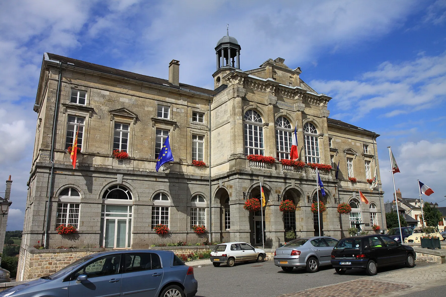 Vue d'ensemble de la mairie.