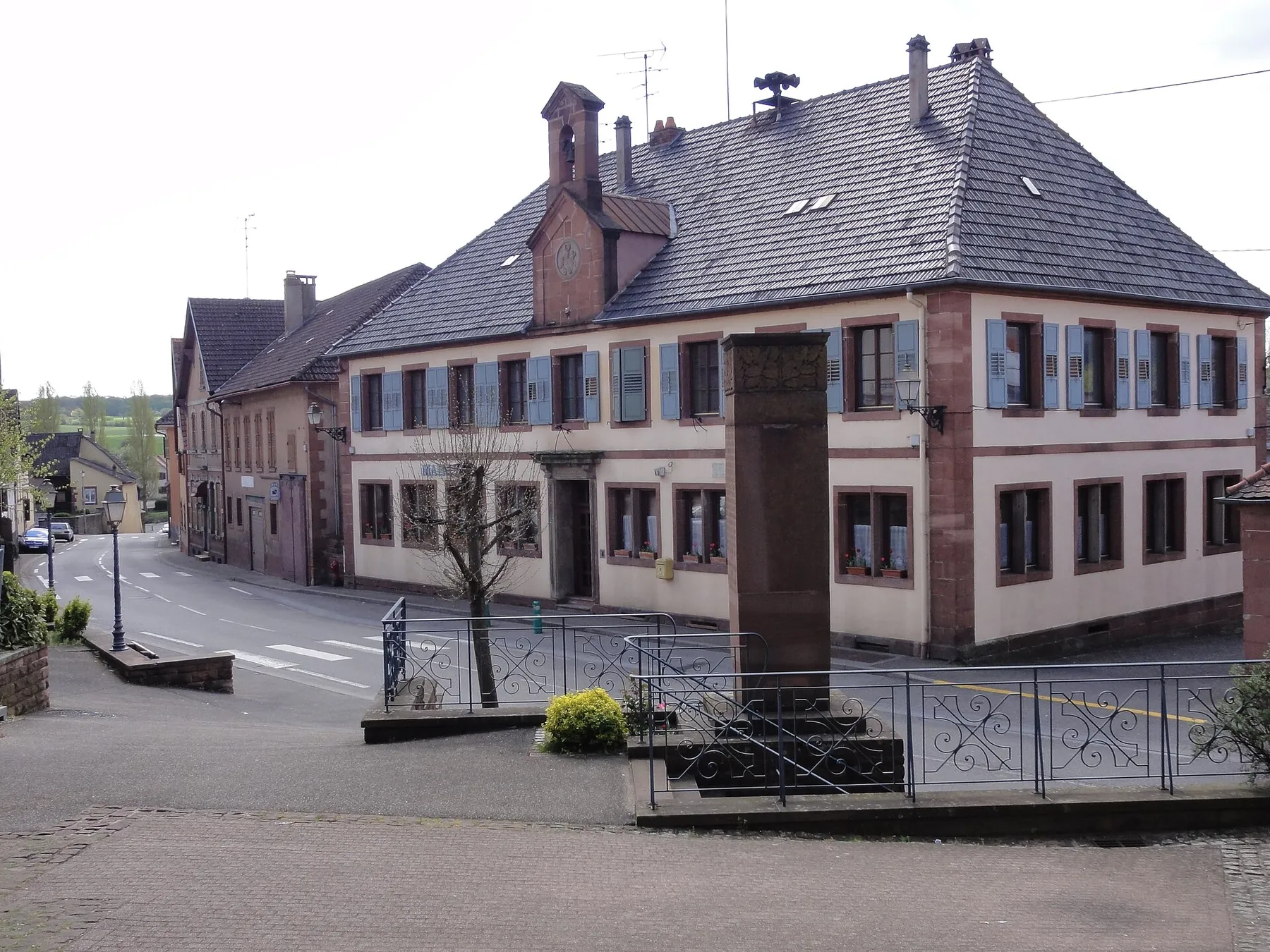 Alsace, Bas-Rhin, Dossenheim-sur-Zinsel, La mairie (1847).