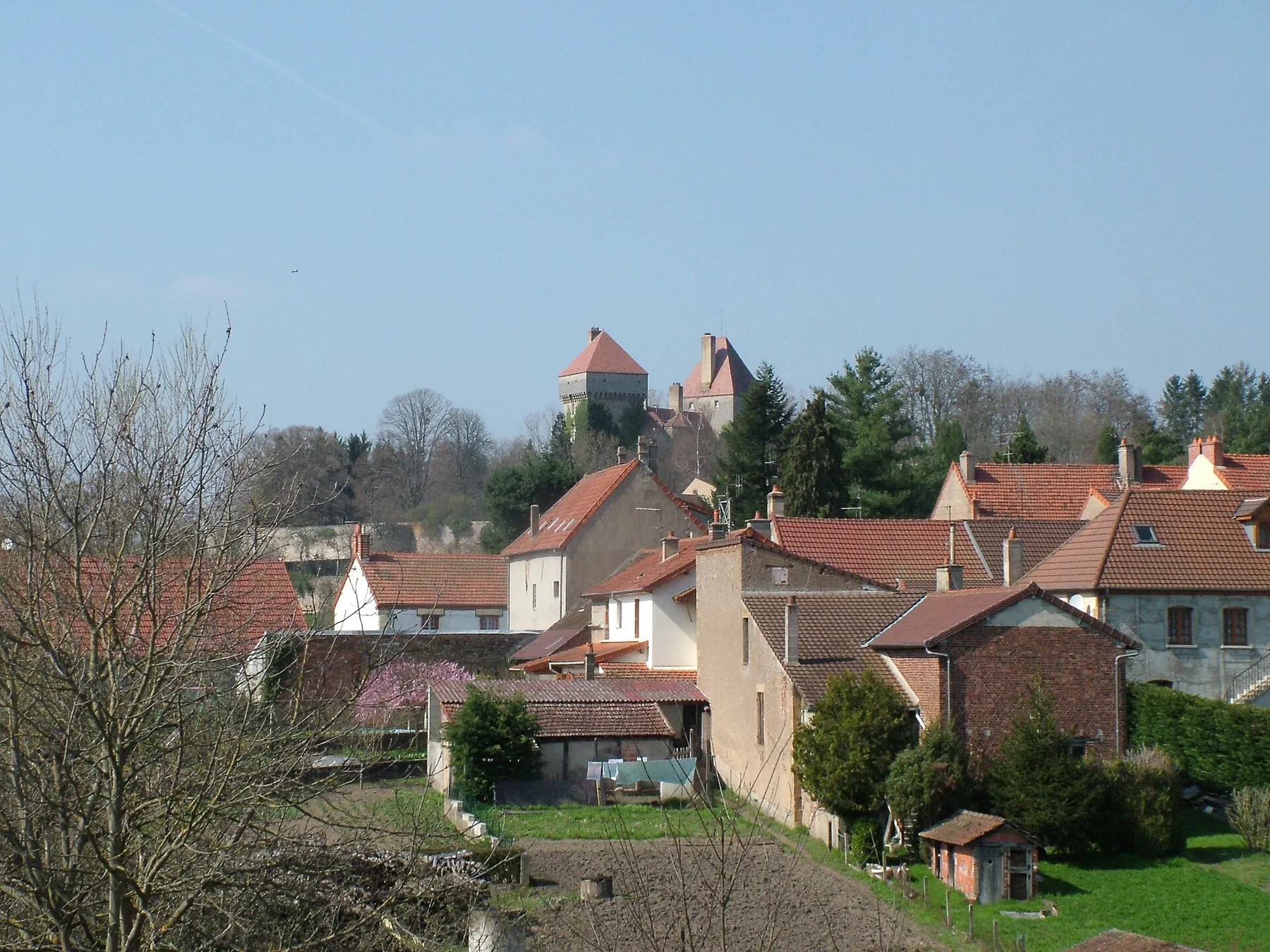 Epinac (Saône-et-Loire, France) - Vue du château