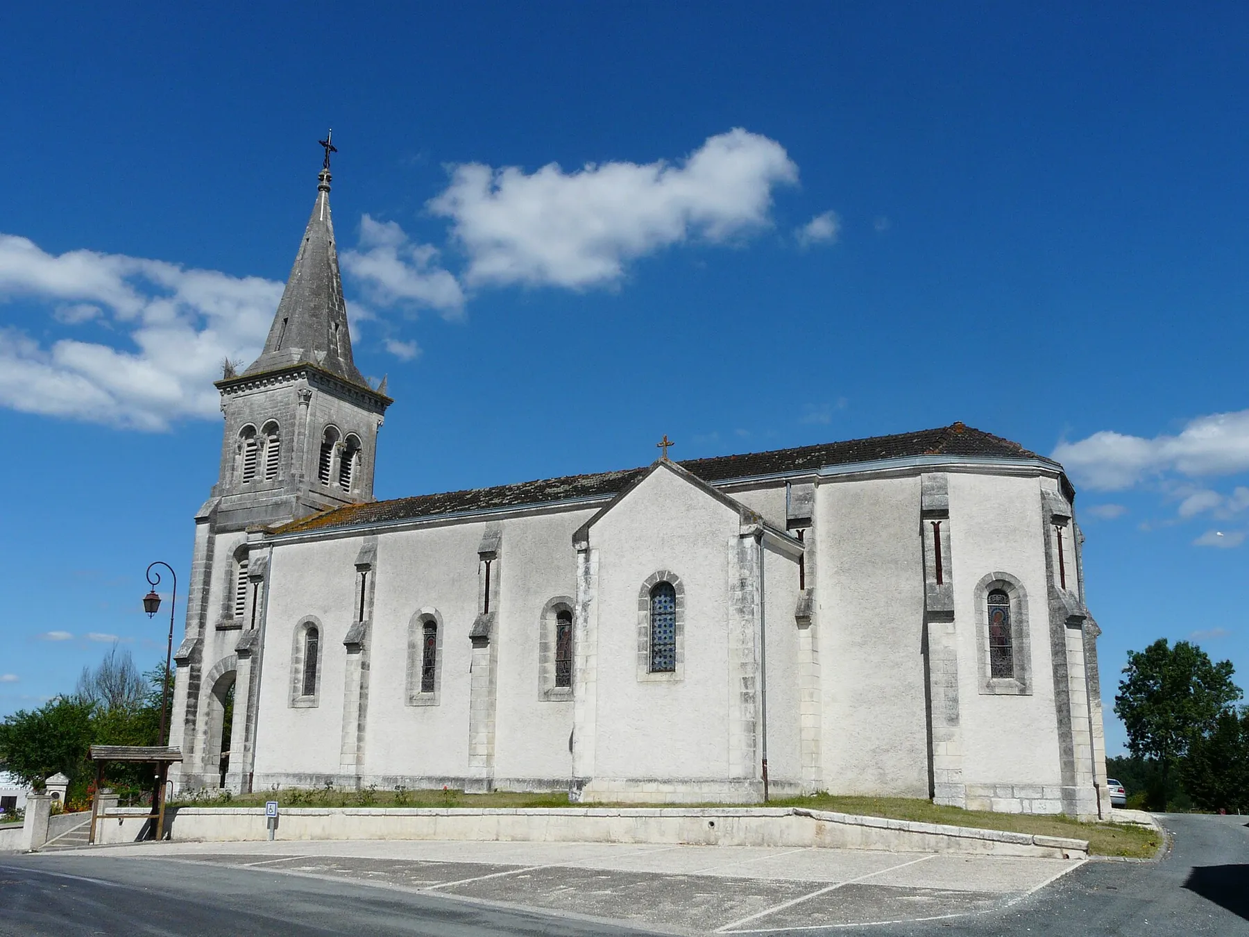 Le côté sud de l'église Notre-Dame de l'Assomption, Échourgnac, Dordogne, France.