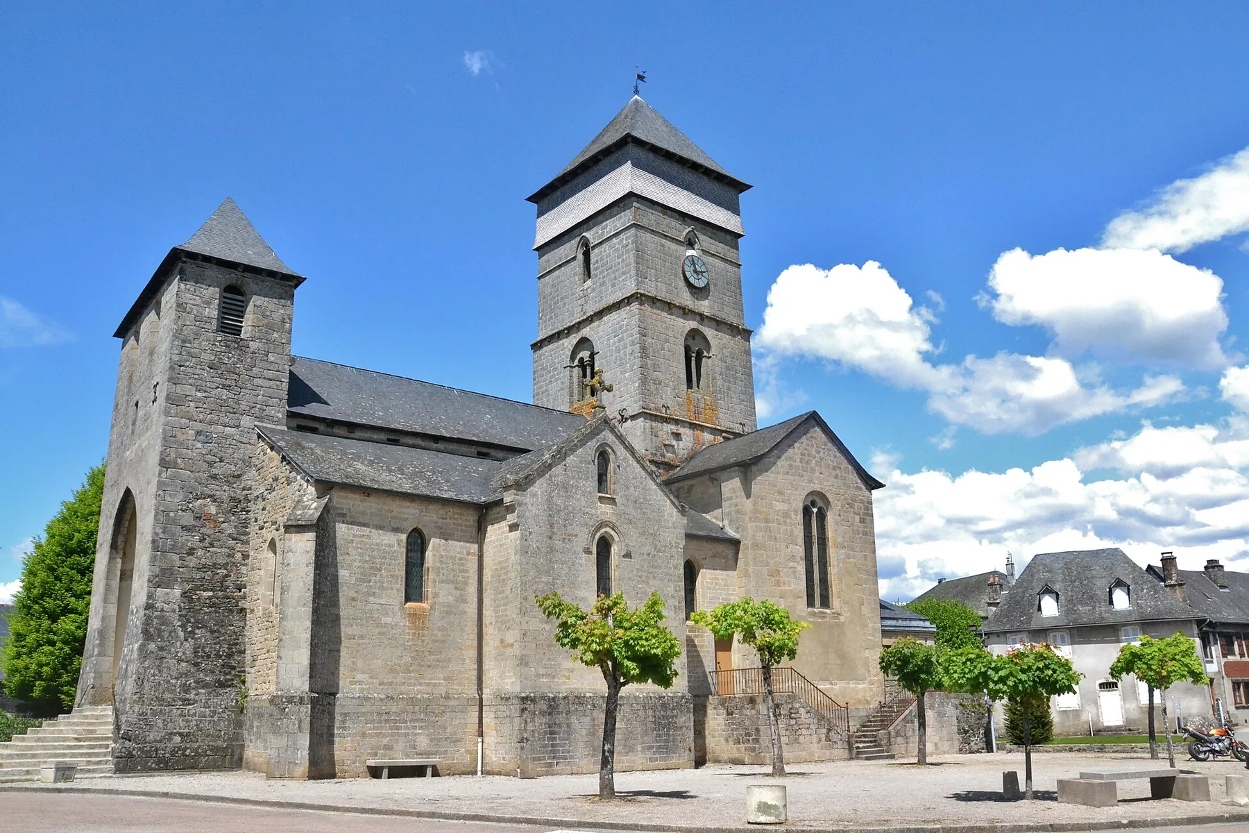 L'église Saint-Côme-et-Saint-Damien de Chamboulive (Corrèze, France)