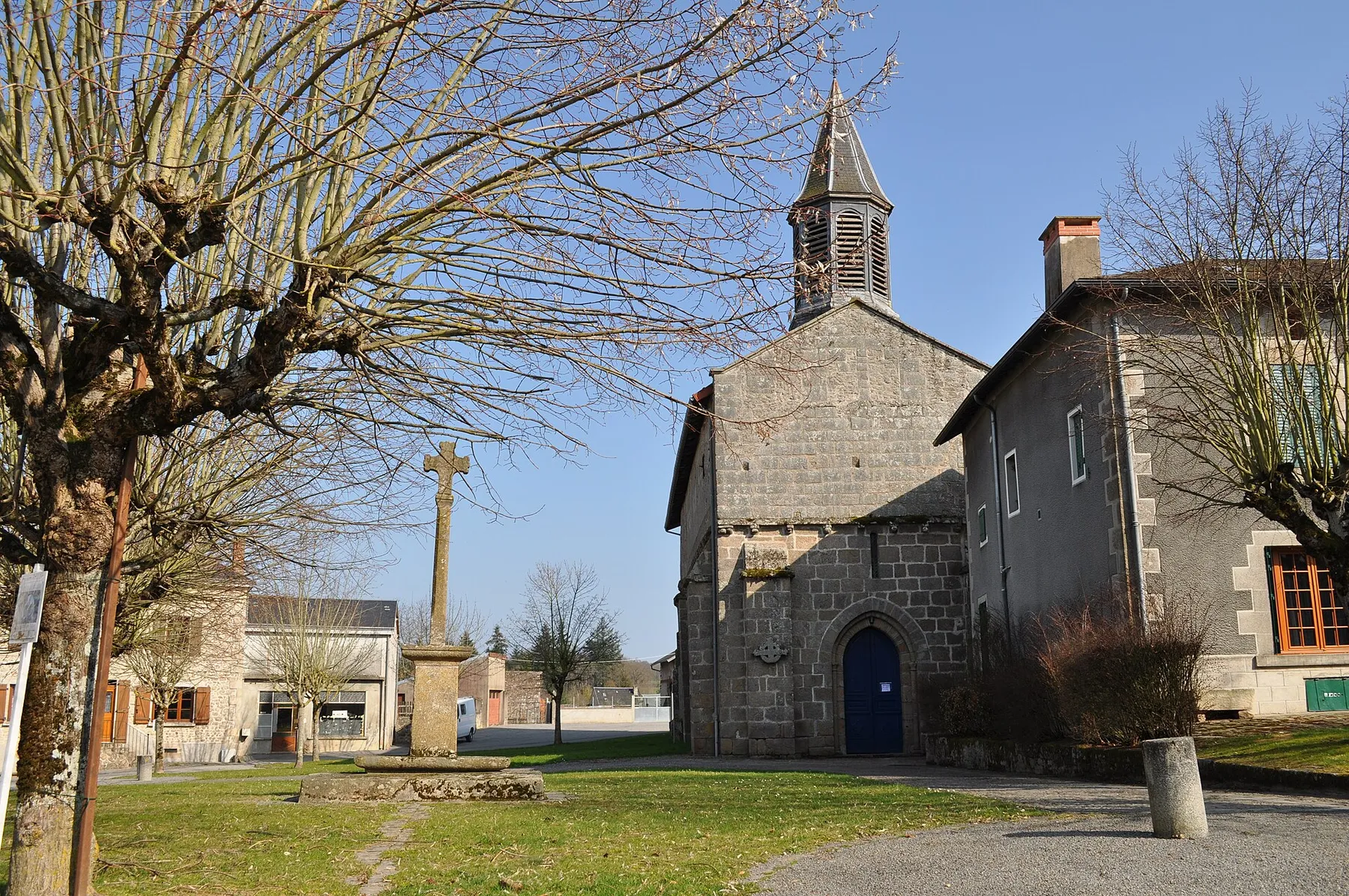 L'église et la croix de Morterolles-sur-Semme