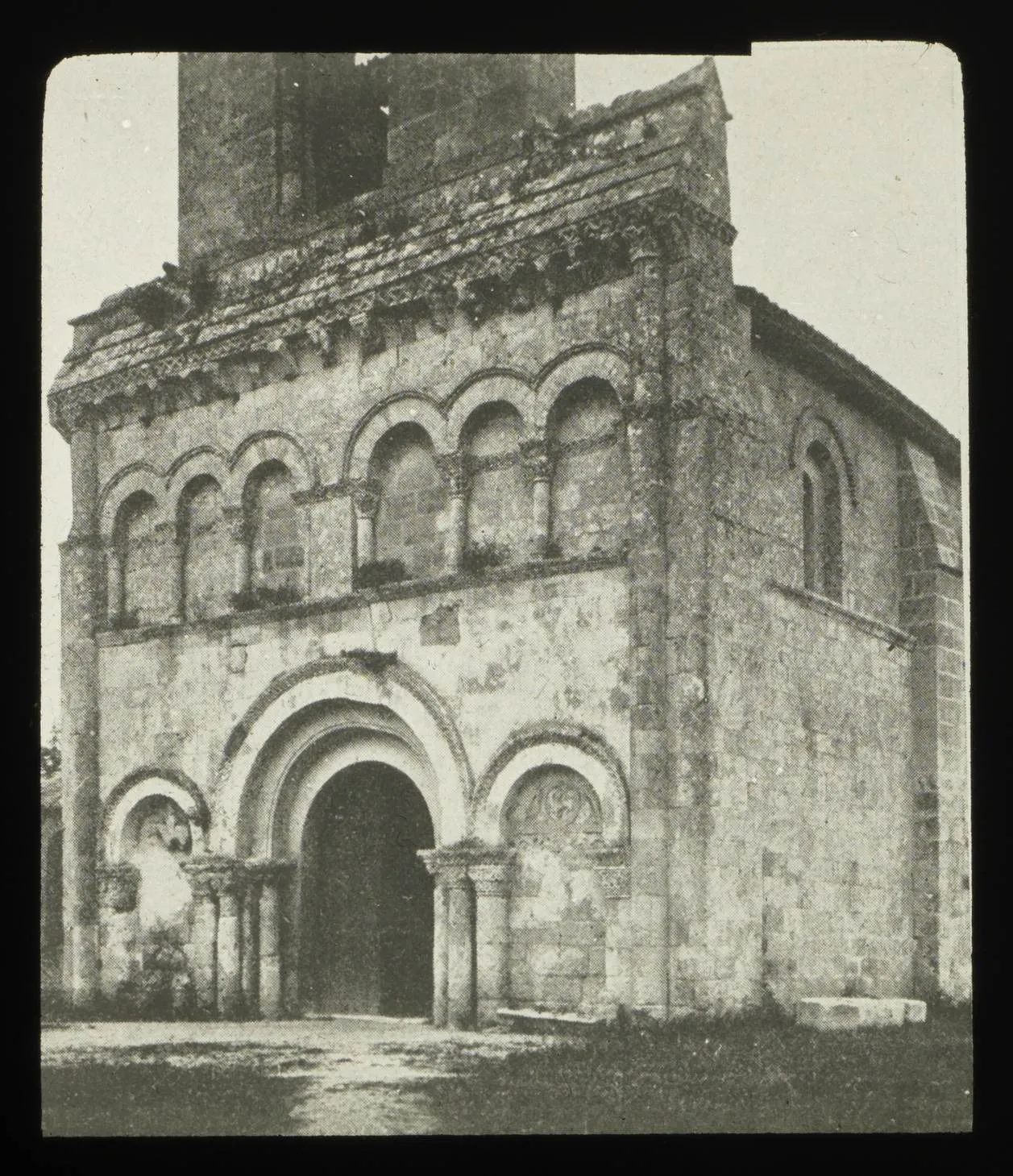 Église Saint-Etienne de Tauriac et non pas l'église Saint-Martial; Façade
