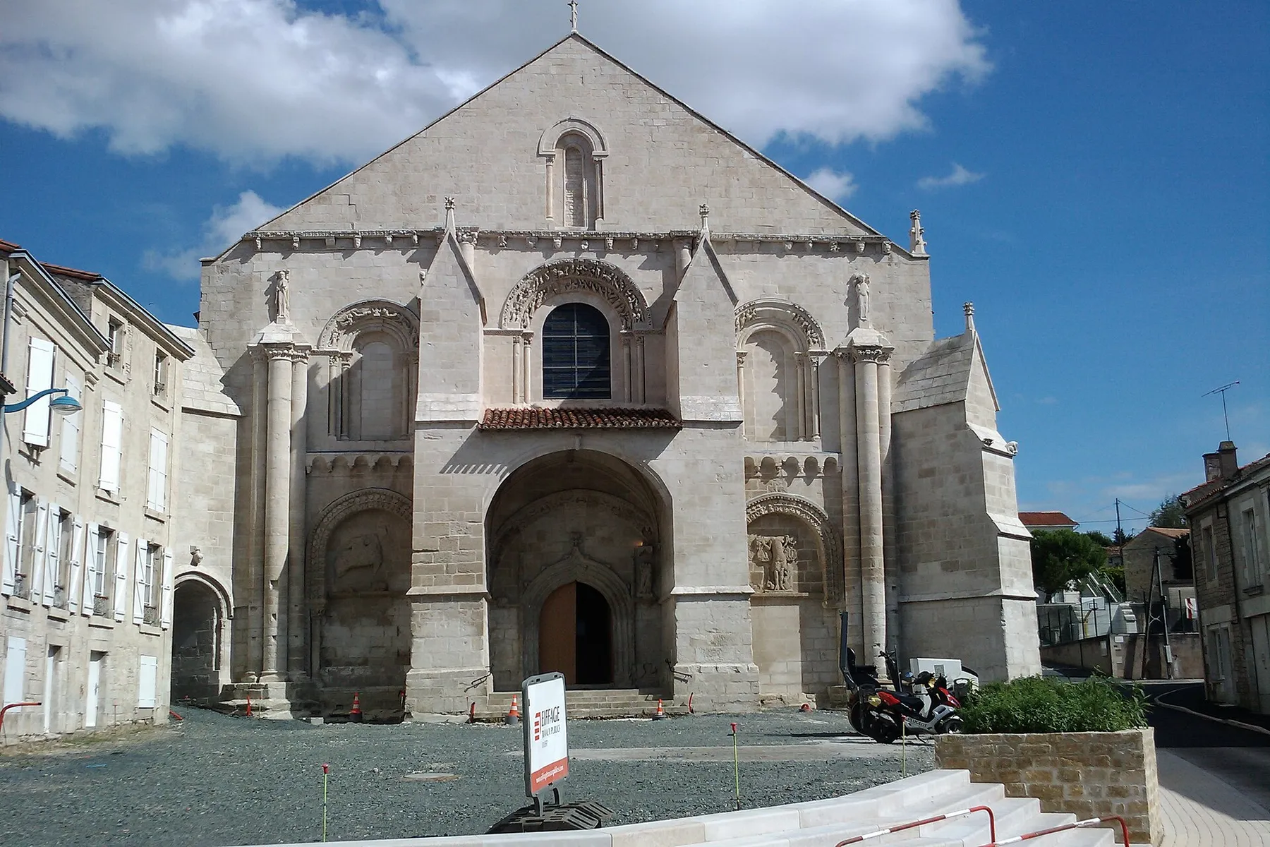 fr:Église Sainte-Eulalie de Benet