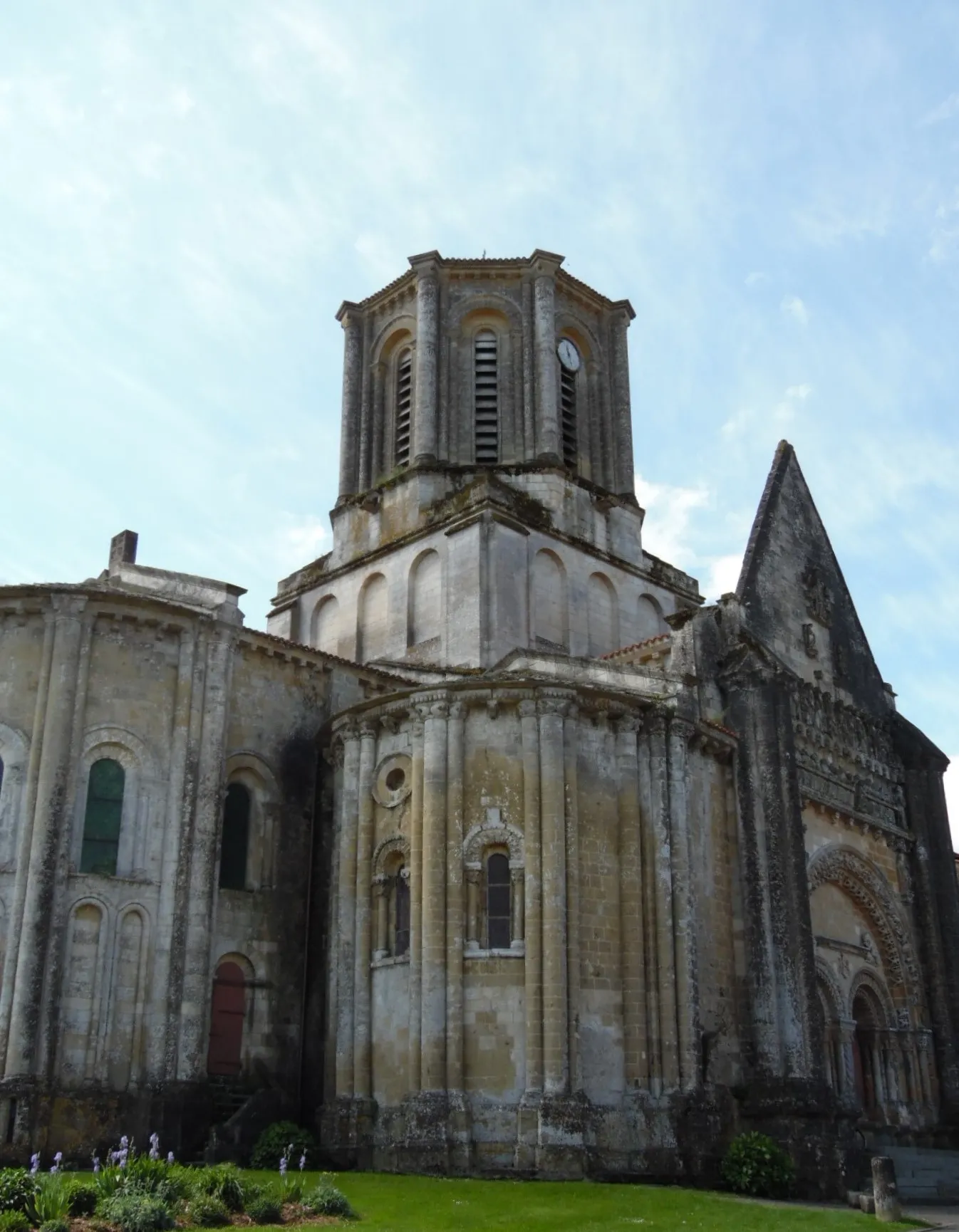 Vue du portail et de deux des trois absides de l'église Notre Dame