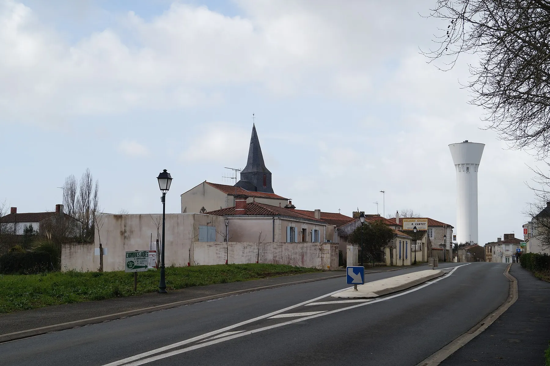 Le bourg de Saint-Cyr-en-Talmondais depuis la rue Benjamin-Fillon.