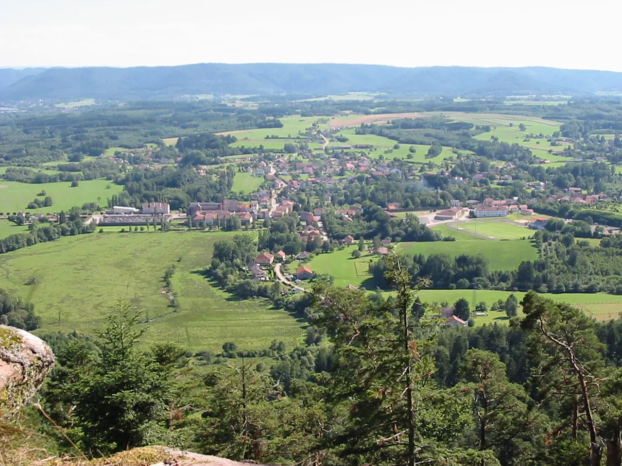 Étival-Clairefontaine, commune des Vosges. Prise de vue depuis la Pierre d'Appel.