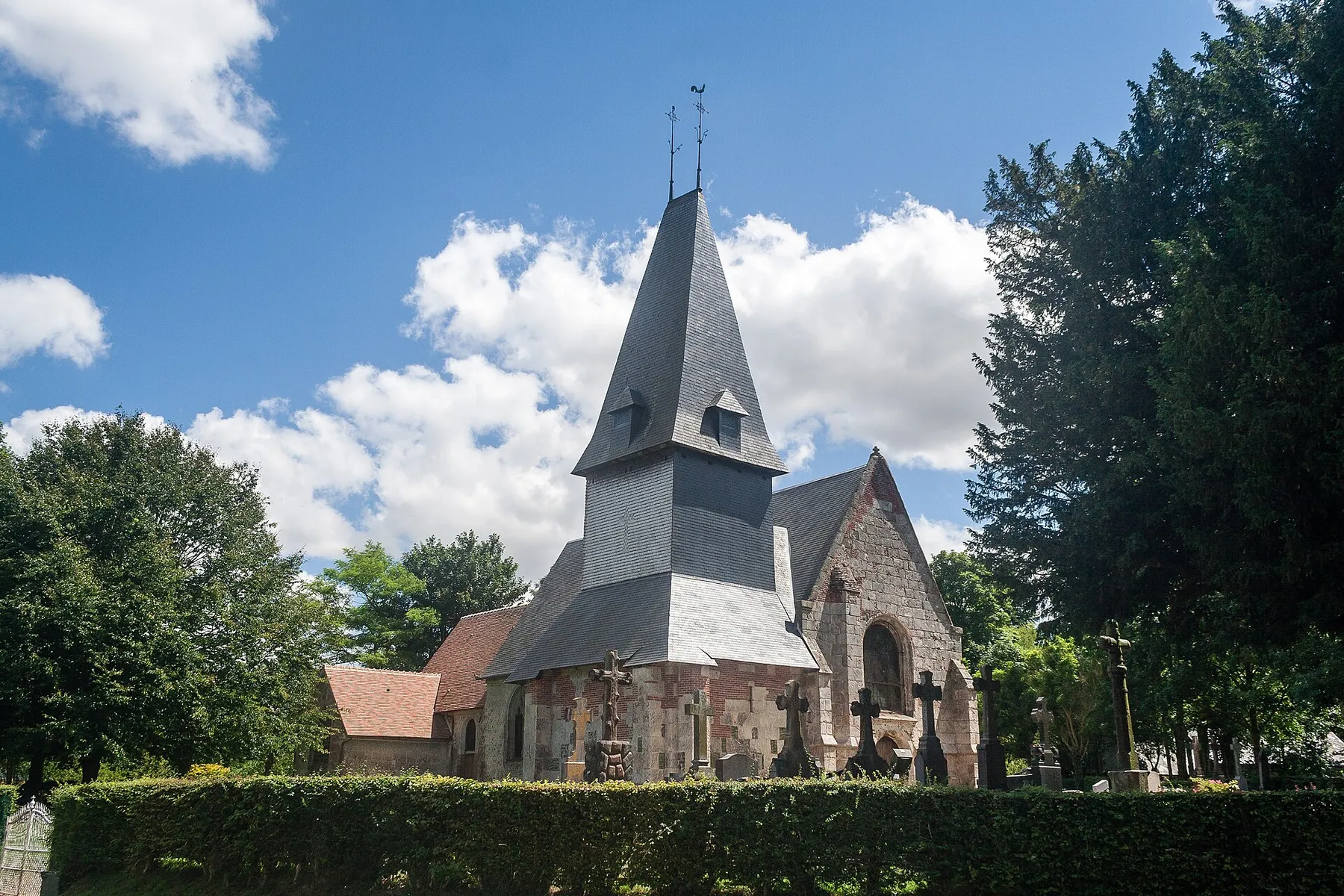 Extérieur de l'église Saint-Sébastien de Préaux-Saint-Sébastien (France).