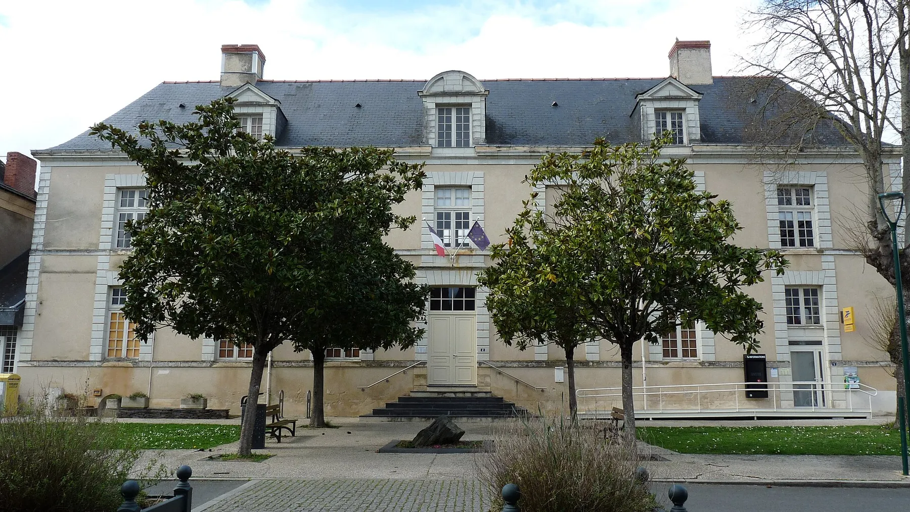 Mairie de Feneu (49).