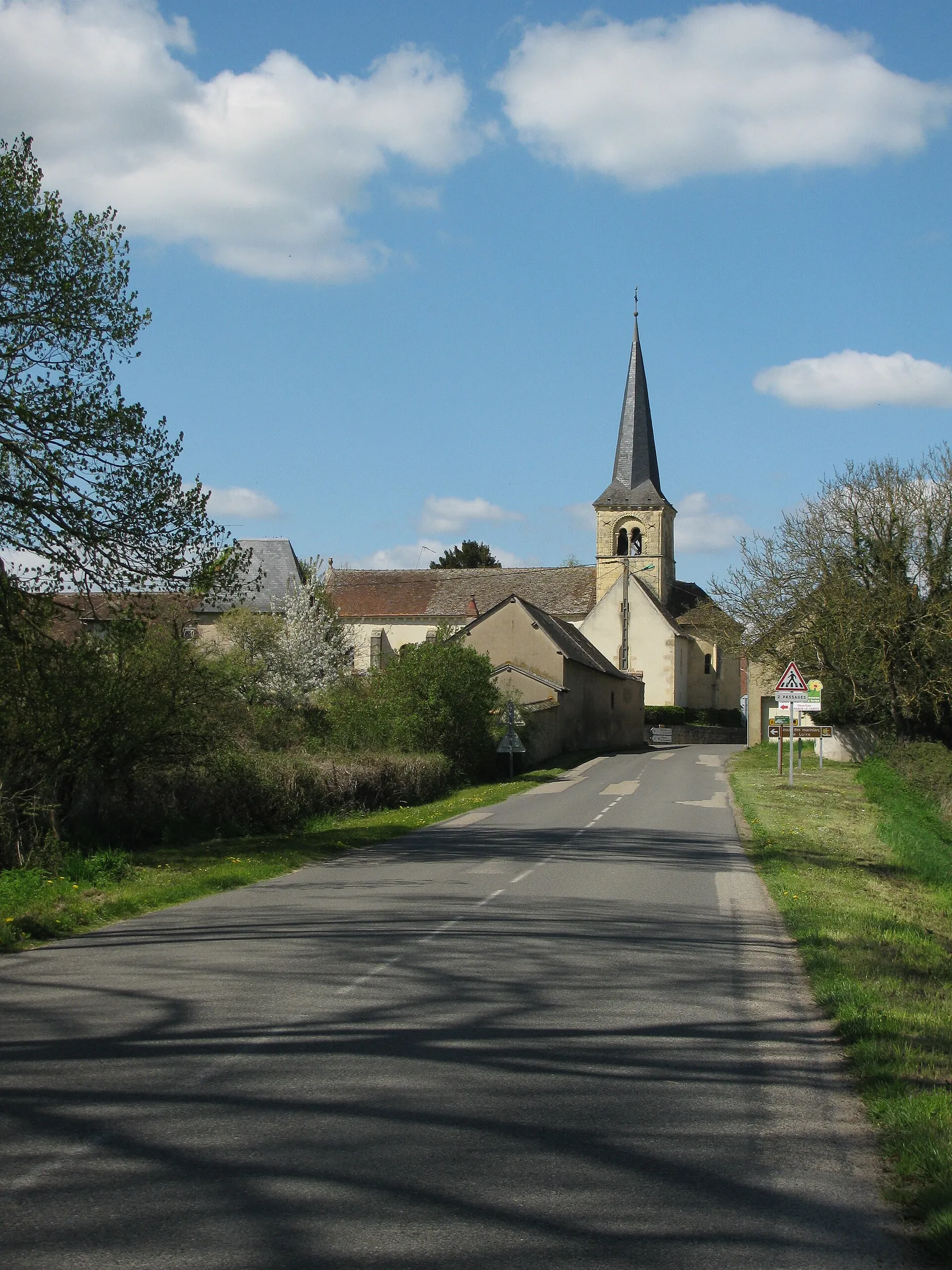 Entrée sud de Fleury-sur-Loire, Nièvre, France.