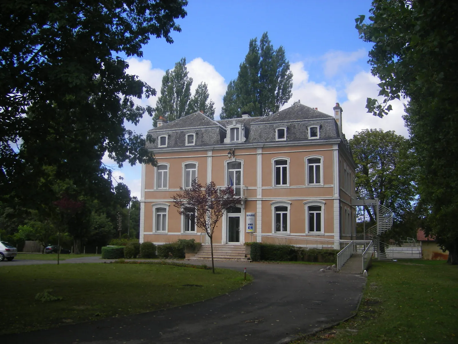 Lit-et-Mixe town hall