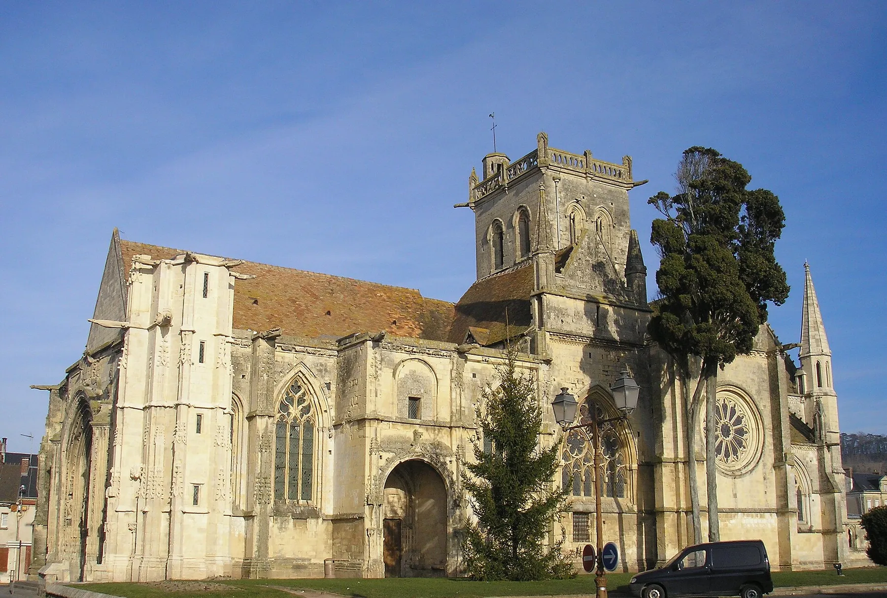 Dives-sur-Mer (Normandie, France). L'église Notre-Dame.