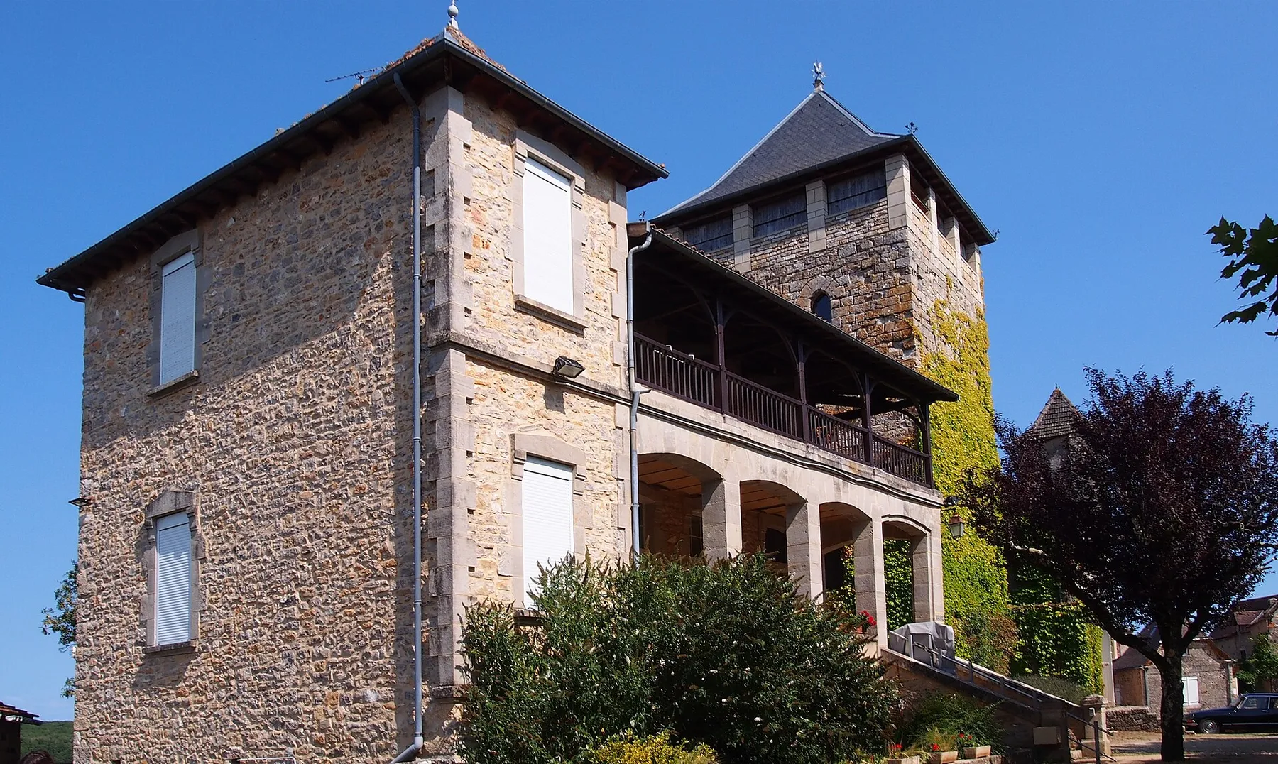 Montsalès (Occitanie, France). La mairie et la tour.