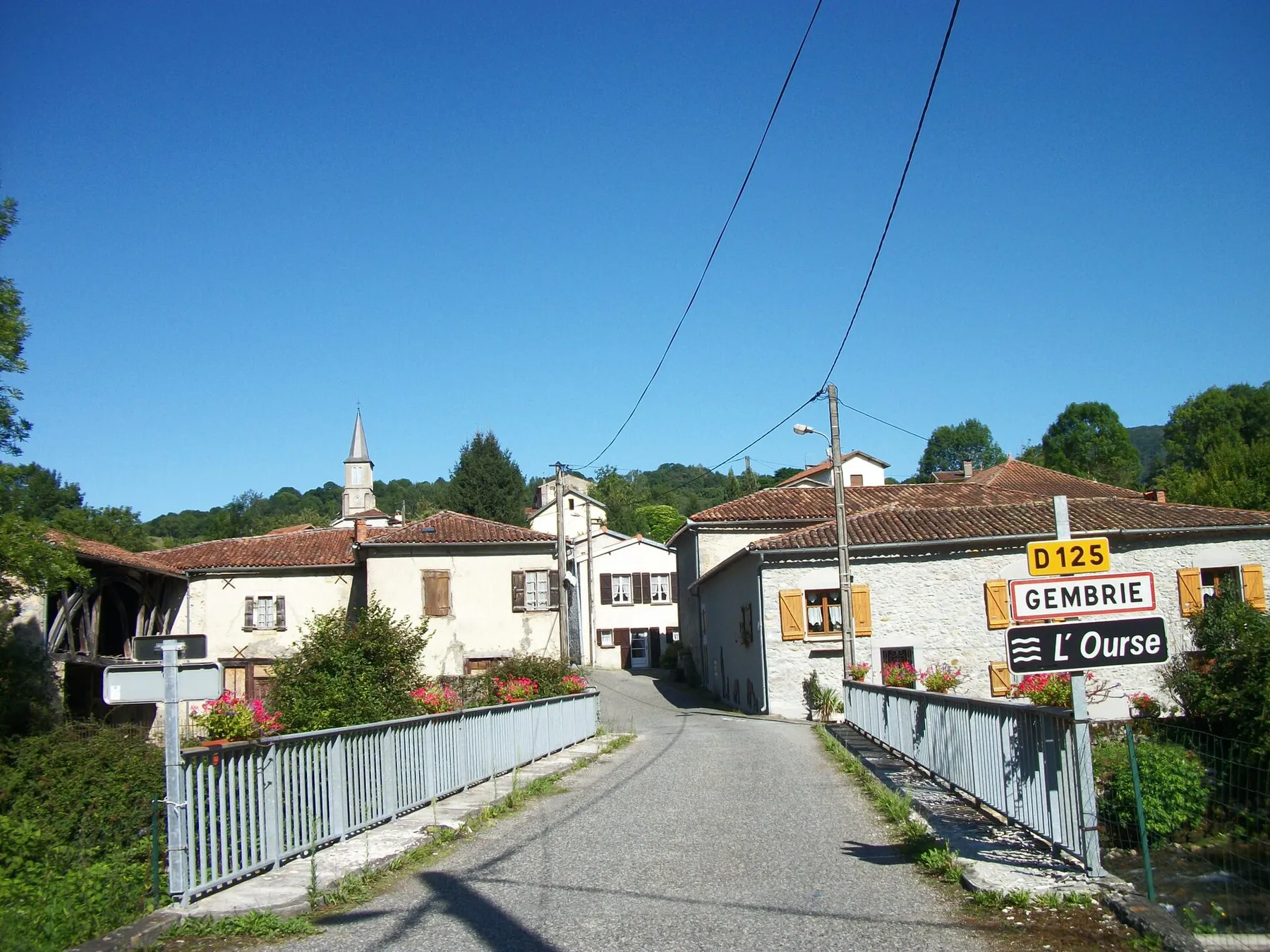 Entrée du village avec le pont sur l'Ourse