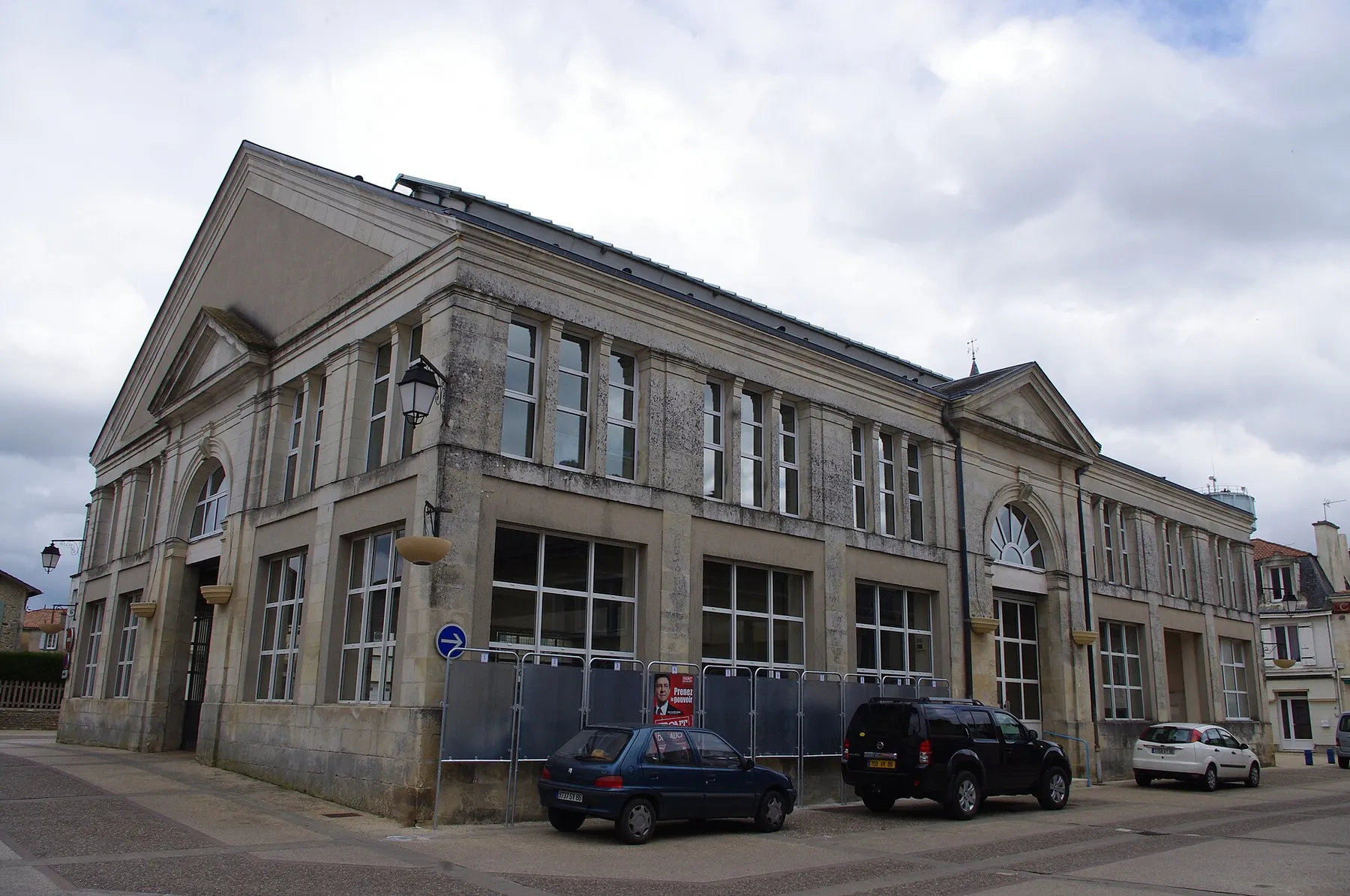 Halles et Mairie de Gençay, Vienne (France)